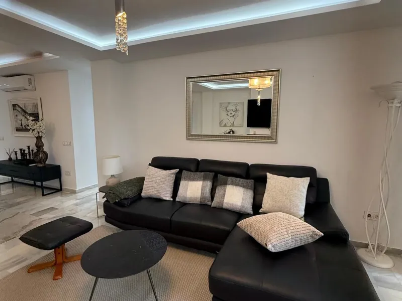 Discover this charming apartment in Nueva Andalucía, just a 5-minute walk from the beaches of Puerto Banús.