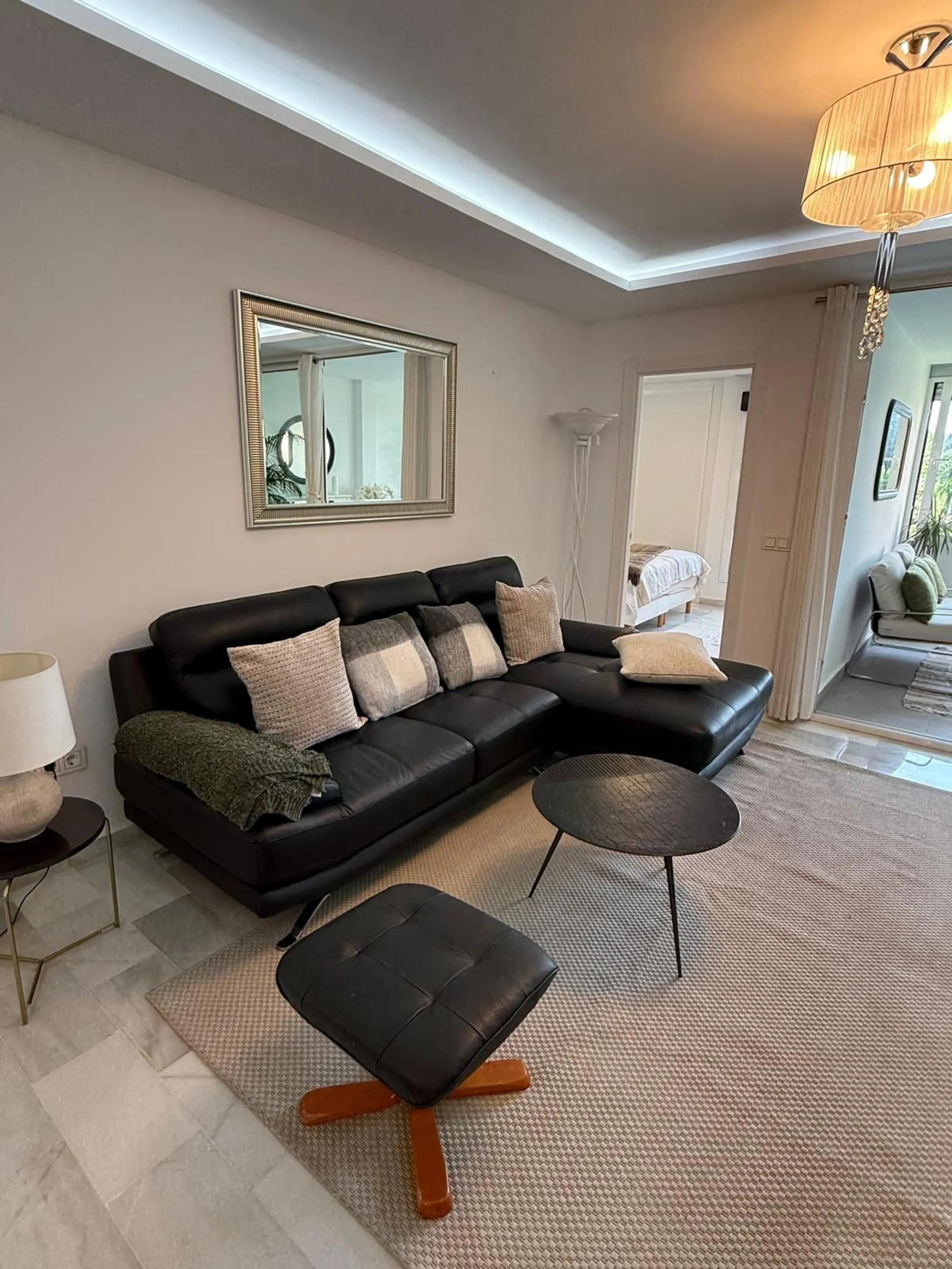 Discover this charming apartment in Nueva Andalucía, just a 5-minute walk from the beaches of Puerto Banús.