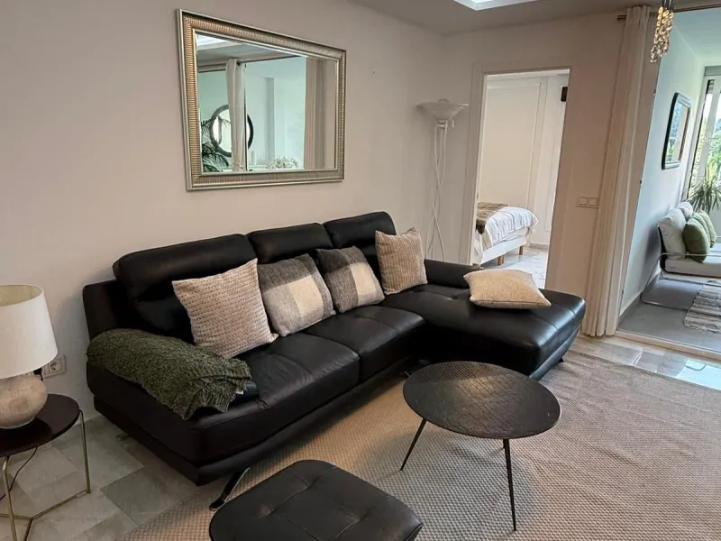 Discover this charming apartment in Nueva Andalucía, just a 5-minute walk from the beaches of Puerto Banús.
