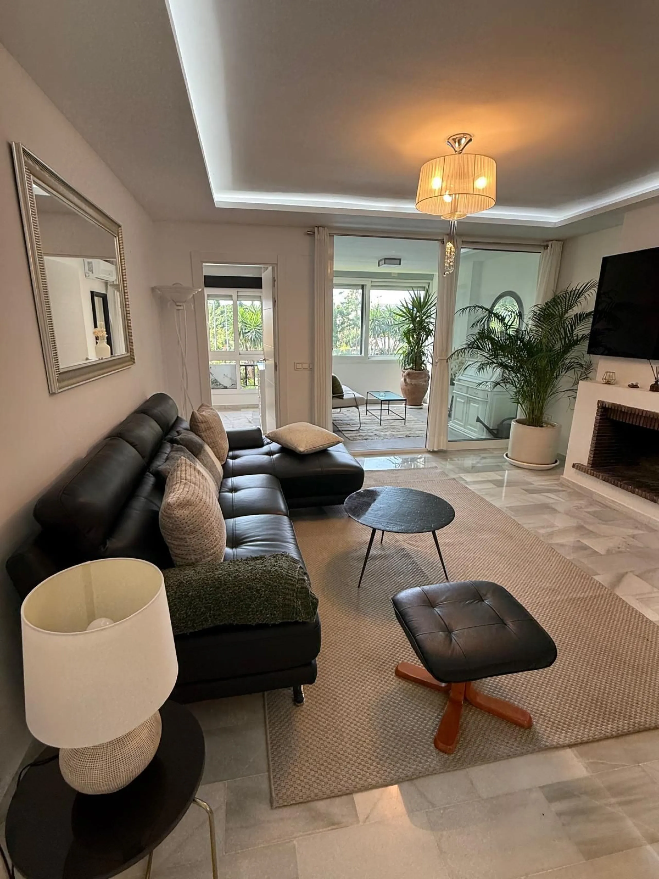 Discover this charming apartment in Nueva Andalucía, just a 5-minute walk from the beaches of Puerto Banús.