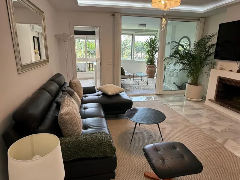 Discover this charming apartment in Nueva Andalucía, just a 5-minute walk from the beaches of Puerto Banús.