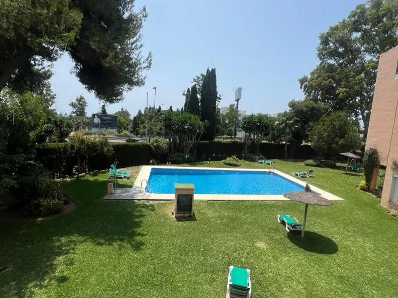 Discover this charming apartment in Nueva Andalucía, just a 5-minute walk from the beaches of Puerto Banús.