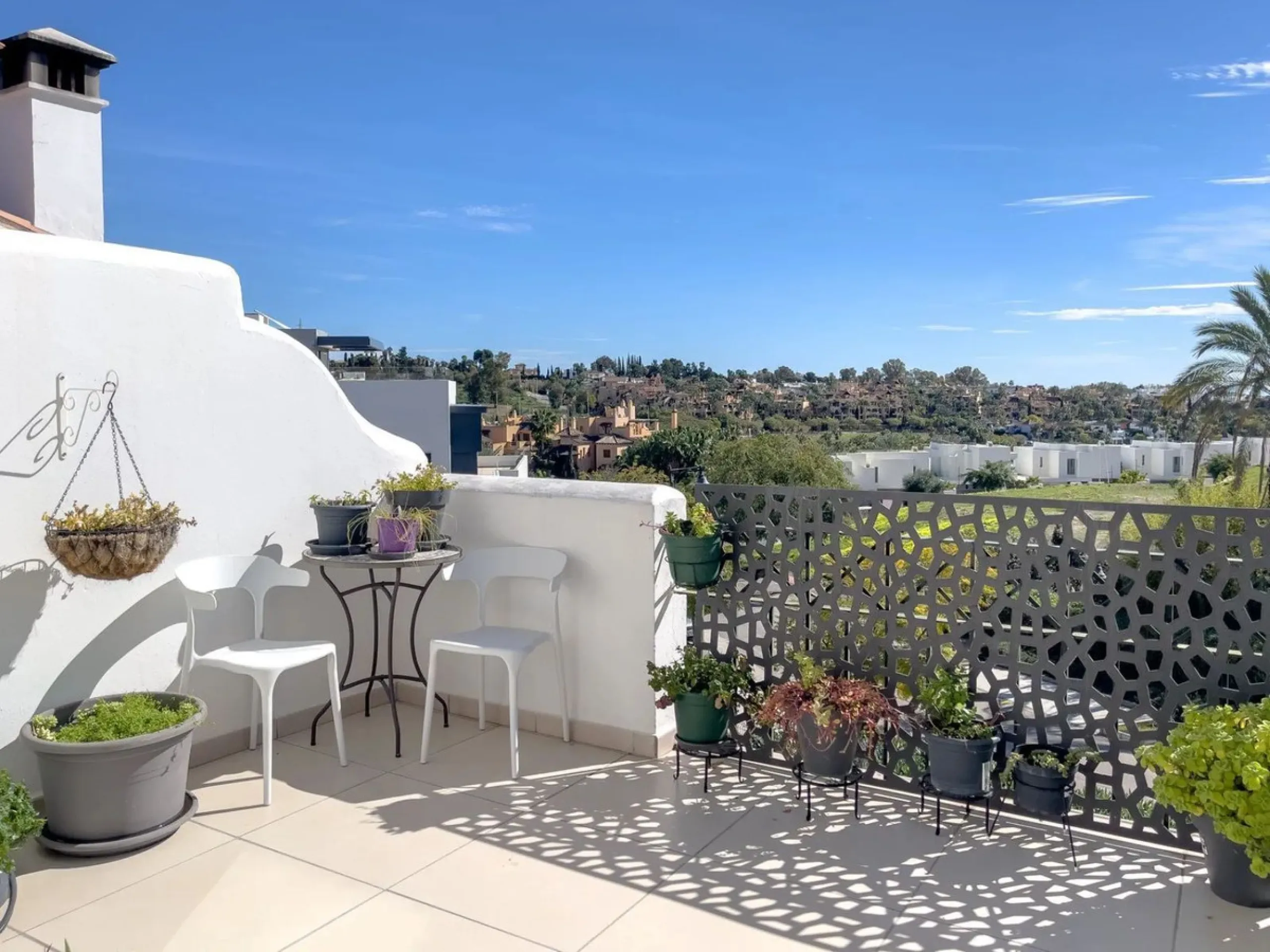 Welcome to your modern oasis in the heart of El Paraiso, Estepona! This stunning townhouse has been meticulously reformed to the highest standard, offering luxurious living in a popular and sought-after area.