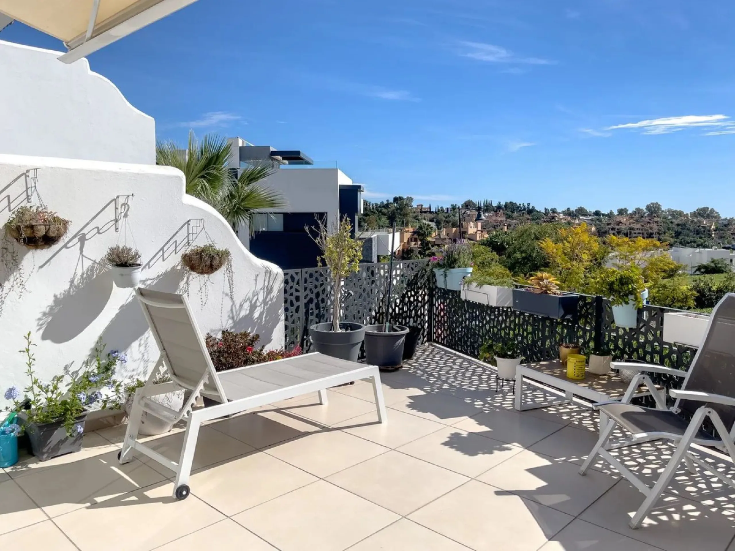 Welcome to your modern oasis in the heart of El Paraiso, Estepona! This stunning townhouse has been meticulously reformed to the highest standard, offering luxurious living in a popular and sought-after area.