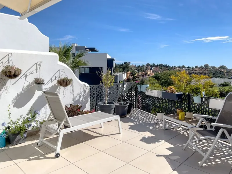 Welcome to your modern oasis in the heart of El Paraiso, Estepona! This stunning townhouse has been meticulously reformed to the highest standard, offering luxurious living in a popular and sought-after area.