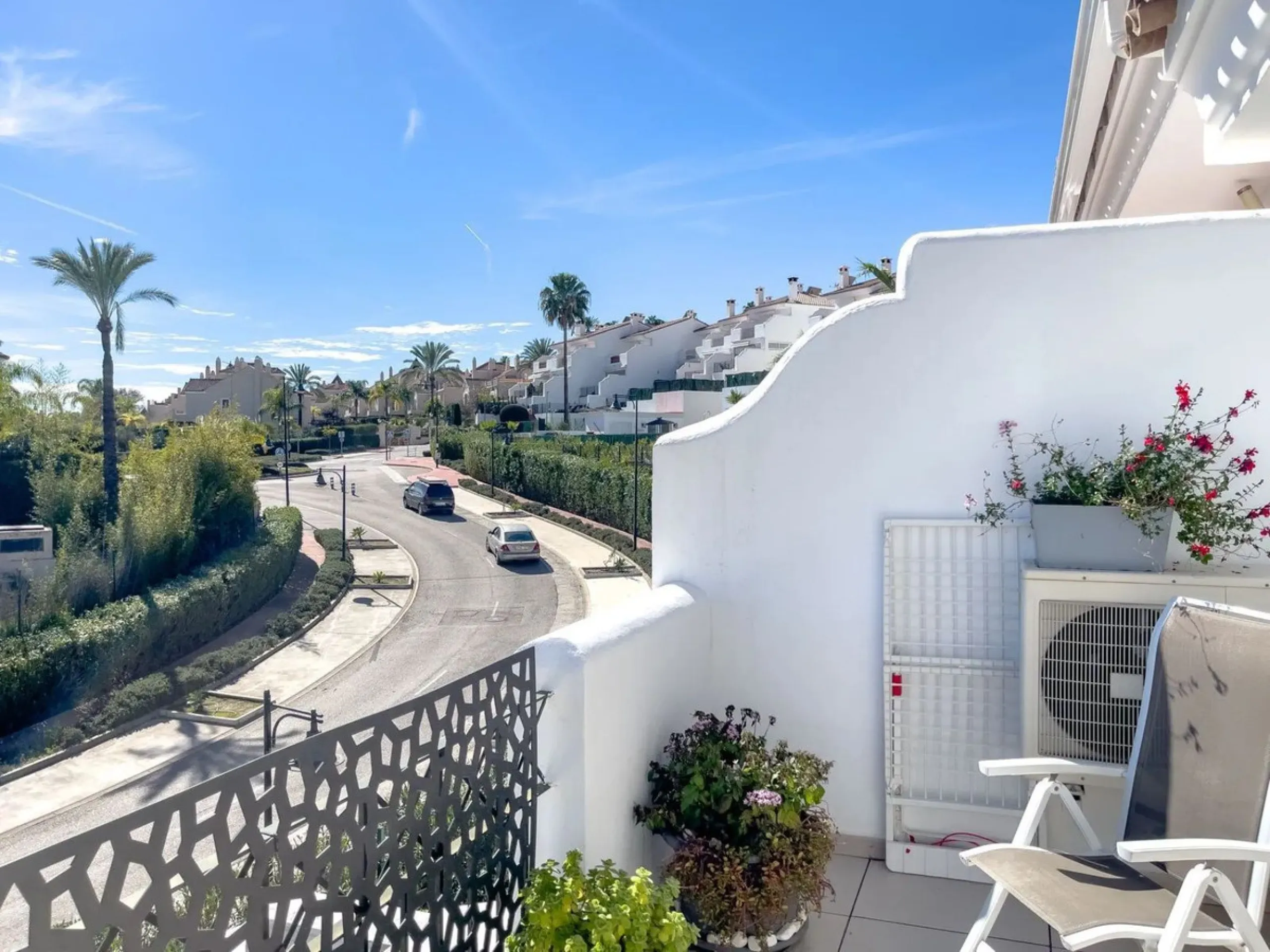 Welcome to your modern oasis in the heart of El Paraiso, Estepona! This stunning townhouse has been meticulously reformed to the highest standard, offering luxurious living in a popular and sought-after area.