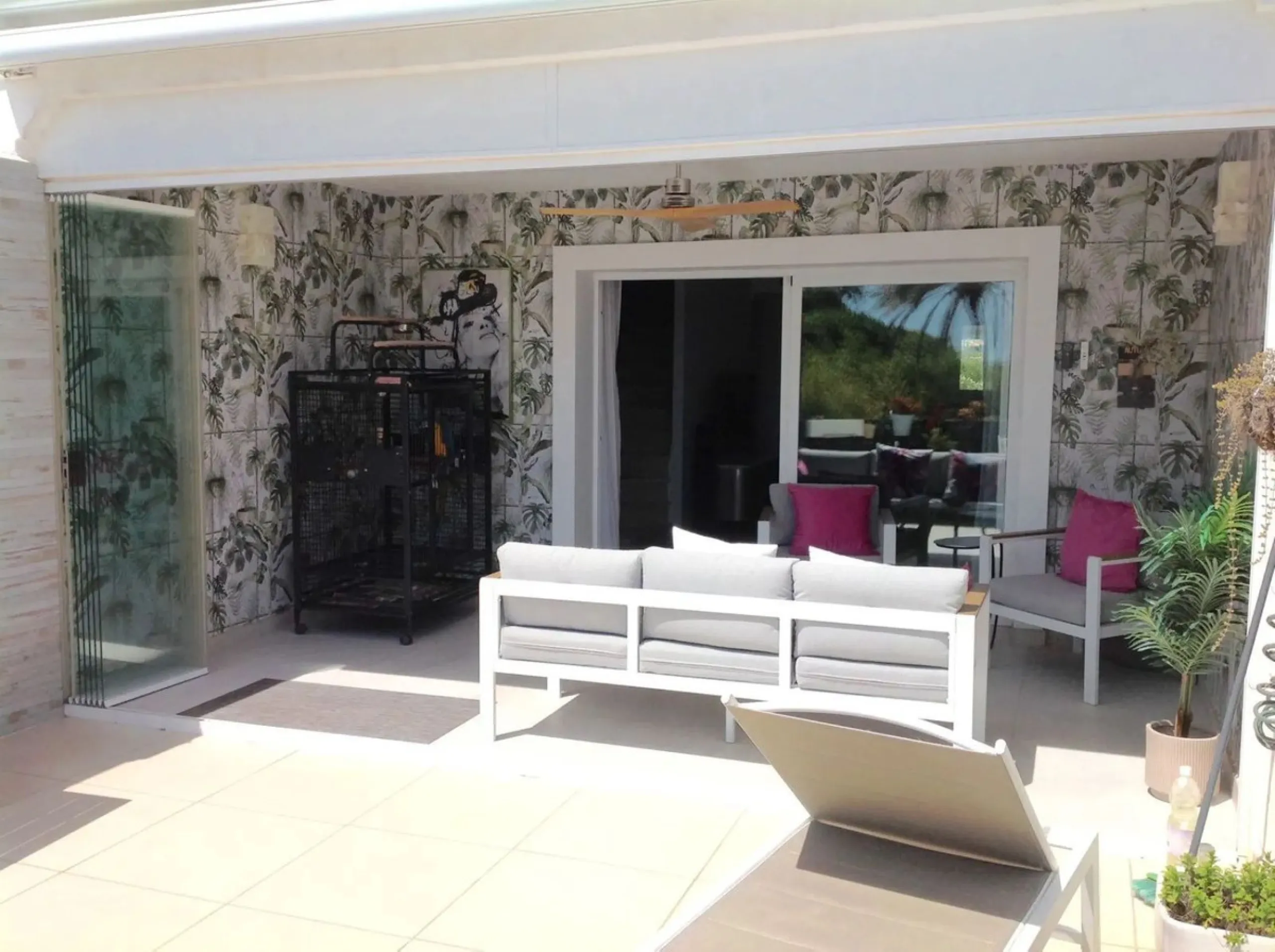 Welcome to your modern oasis in the heart of El Paraiso, Estepona! This stunning townhouse has been meticulously reformed to the highest standard, offering luxurious living in a popular and sought-after area.