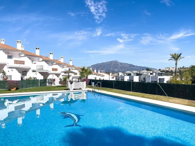 Welcome to your modern oasis in the heart of El Paraiso, Estepona! This stunning townhouse has been meticulously reformed to the highest standard, offering luxurious living in a popular and sought-after area.