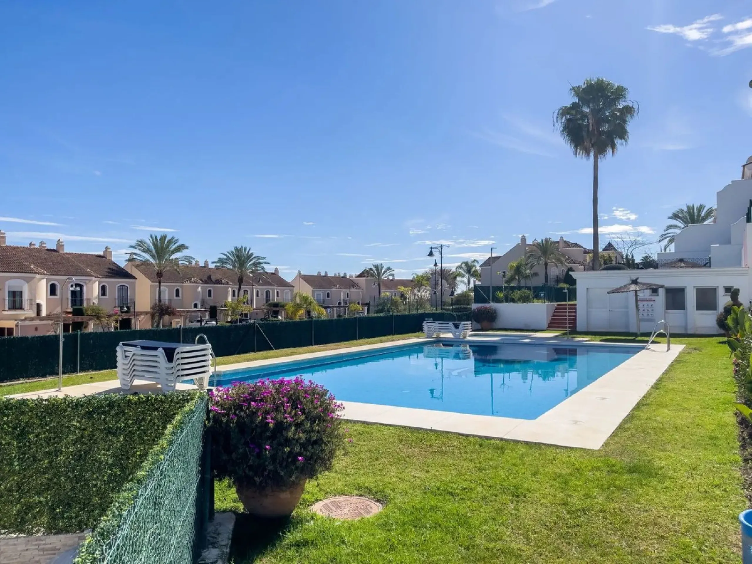 Welcome to your modern oasis in the heart of El Paraiso, Estepona! This stunning townhouse has been meticulously reformed to the highest standard, offering luxurious living in a popular and sought-after area.