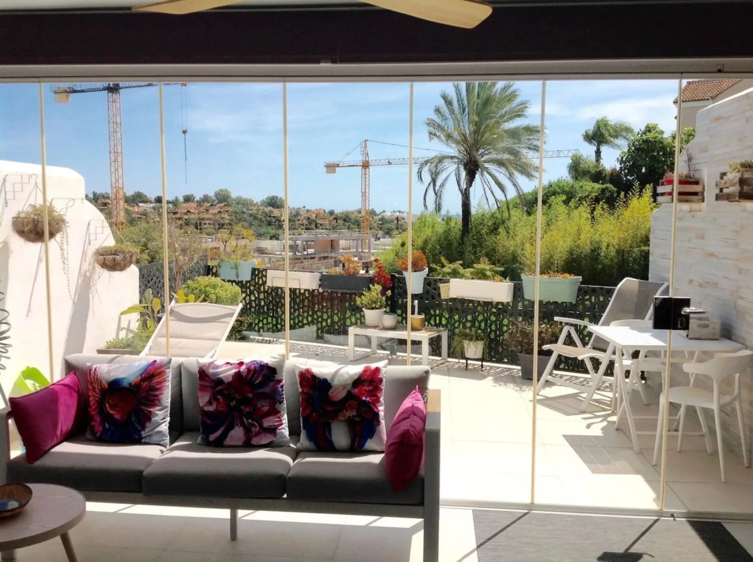 Welcome to your modern oasis in the heart of El Paraiso, Estepona! This stunning townhouse has been meticulously reformed to the highest standard, offering luxurious living in a popular and sought-after area.