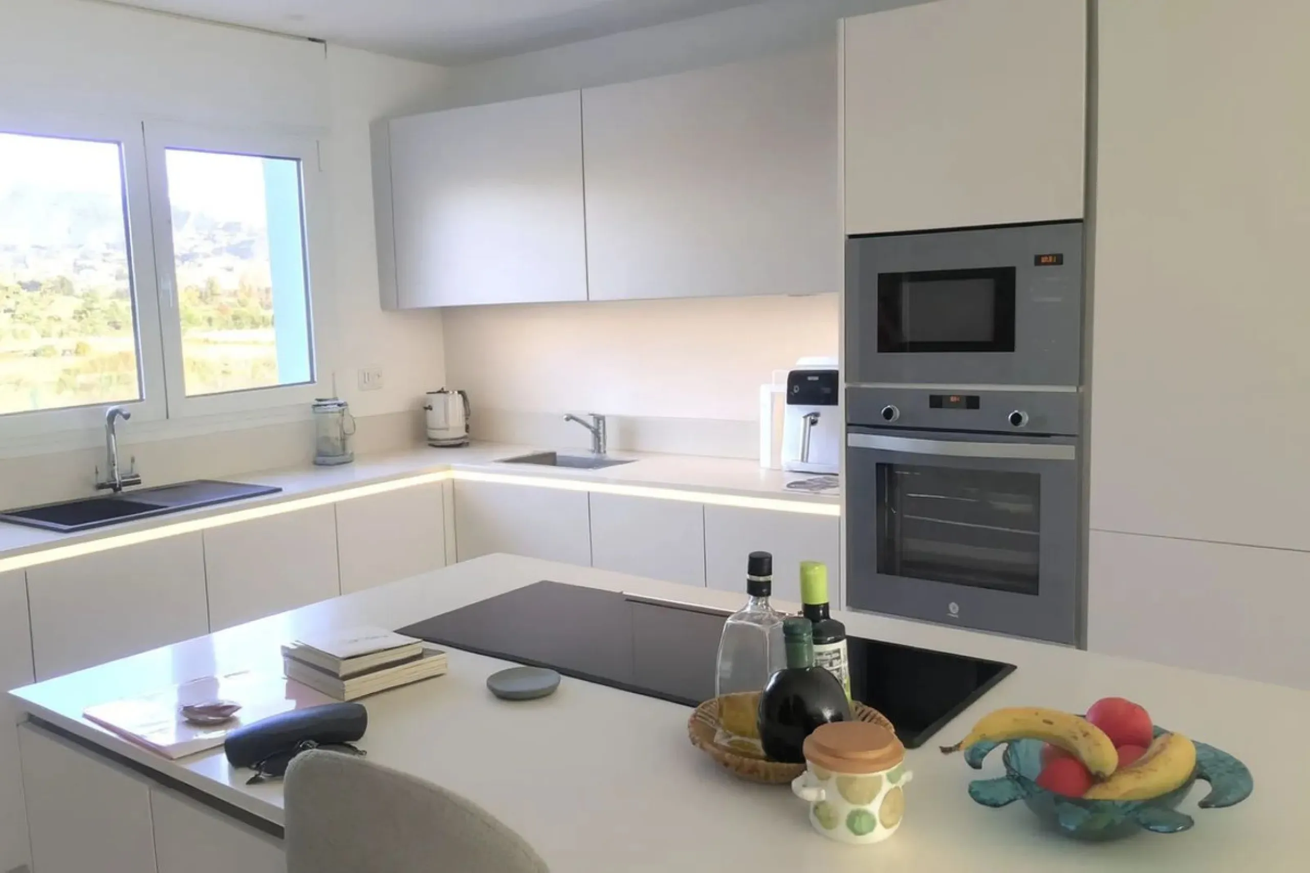 Welcome to your modern oasis in the heart of El Paraiso, Estepona! This stunning townhouse has been meticulously reformed to the highest standard, offering luxurious living in a popular and sought-after area.