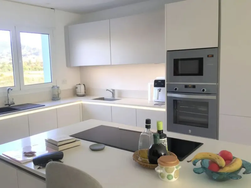 Welcome to your modern oasis in the heart of El Paraiso, Estepona! This stunning townhouse has been meticulously reformed to the highest standard, offering luxurious living in a popular and sought-after area.