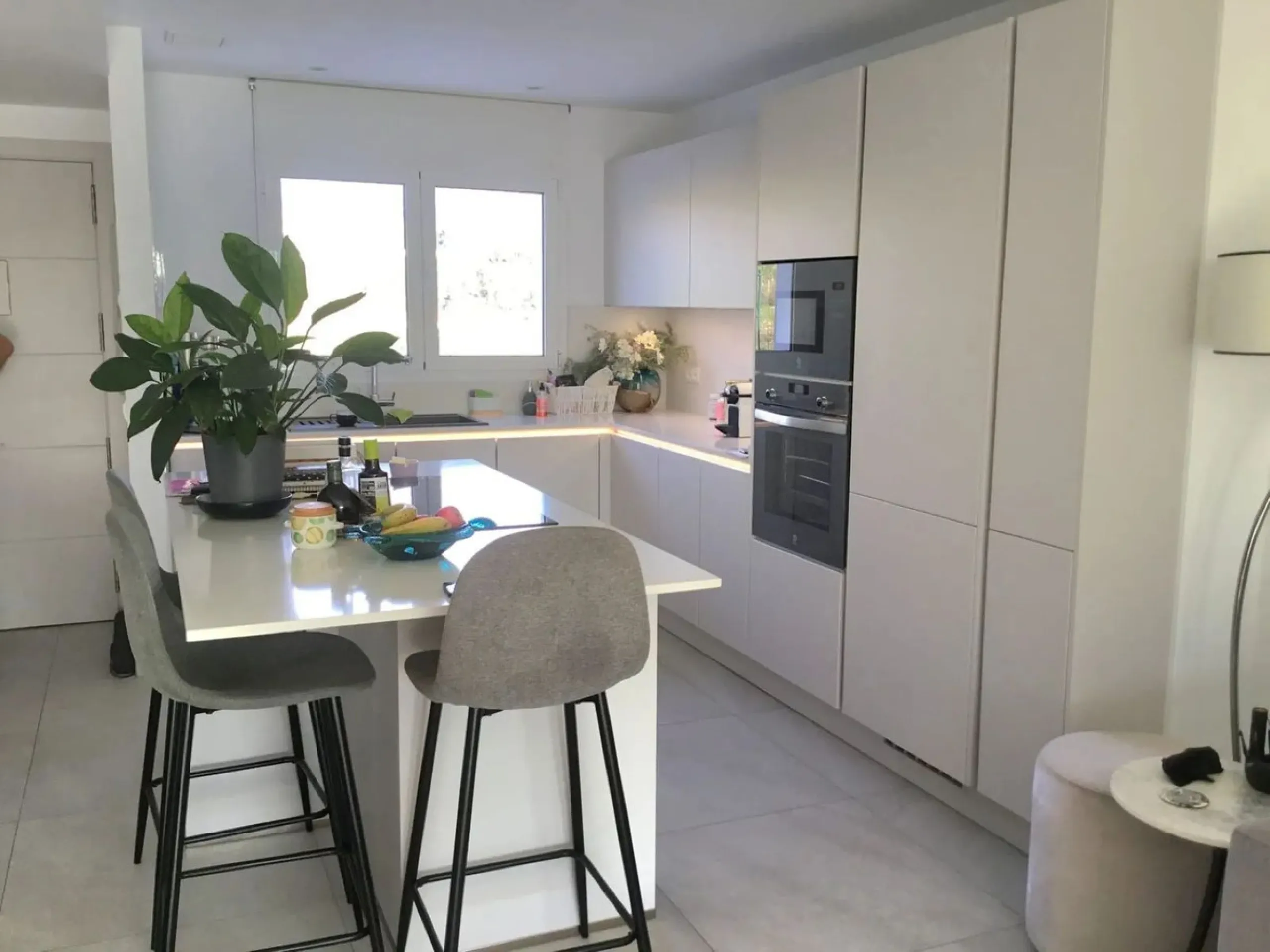 Welcome to your modern oasis in the heart of El Paraiso, Estepona! This stunning townhouse has been meticulously reformed to the highest standard, offering luxurious living in a popular and sought-after area.