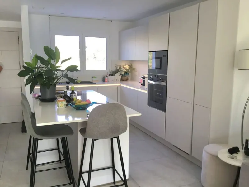 Welcome to your modern oasis in the heart of El Paraiso, Estepona! This stunning townhouse has been meticulously reformed to the highest standard, offering luxurious living in a popular and sought-after area.