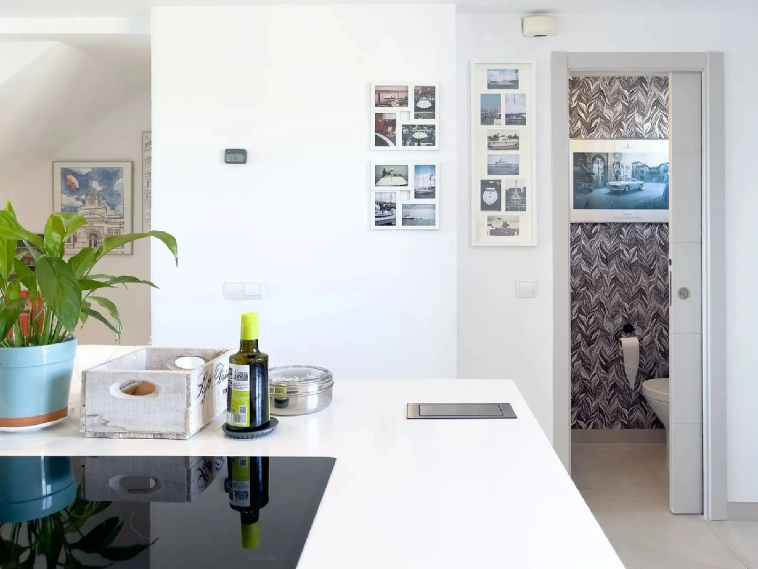 Welcome to your modern oasis in the heart of El Paraiso, Estepona! This stunning townhouse has been meticulously reformed to the highest standard, offering luxurious living in a popular and sought-after area.