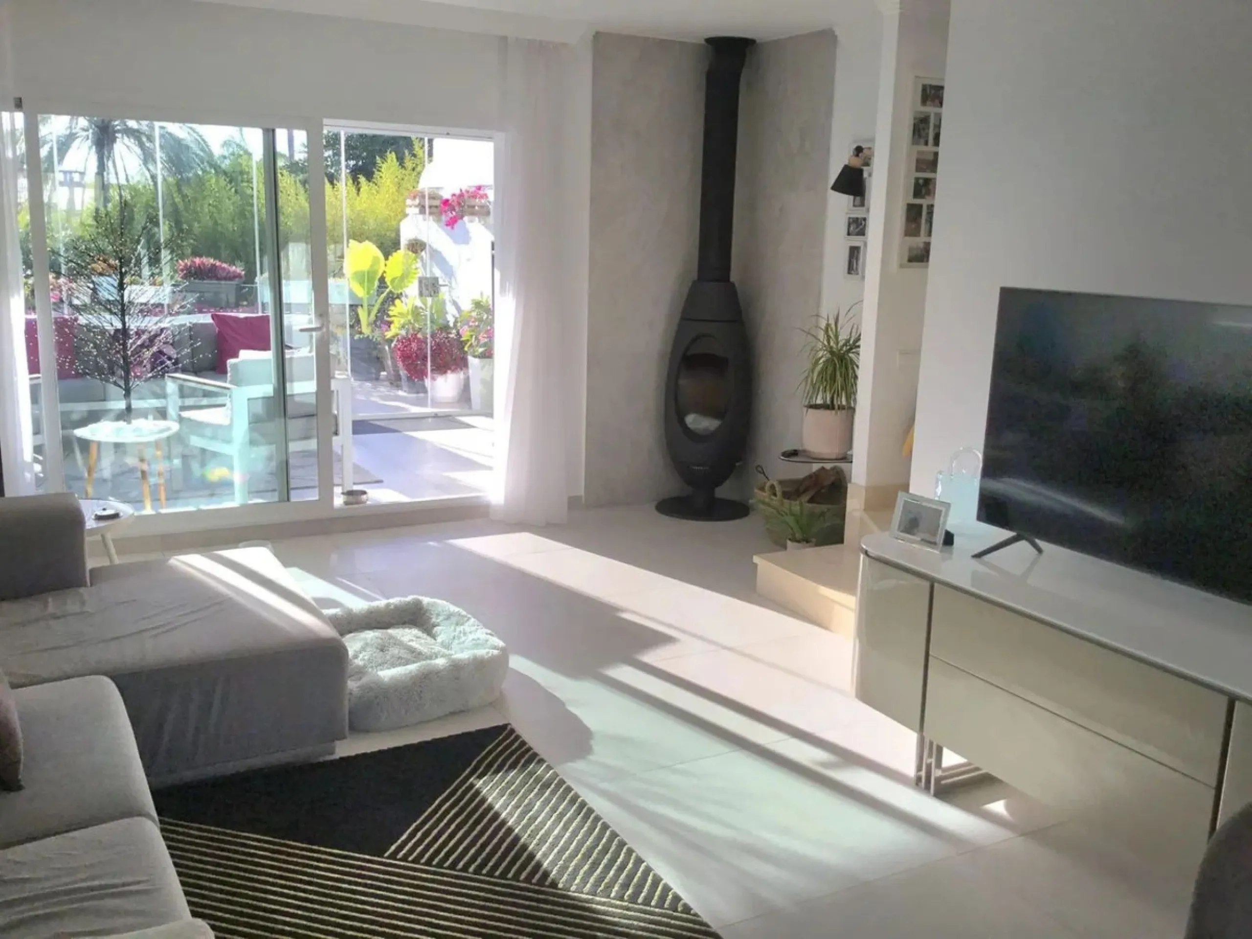 Welcome to your modern oasis in the heart of El Paraiso, Estepona! This stunning townhouse has been meticulously reformed to the highest standard, offering luxurious living in a popular and sought-after area.