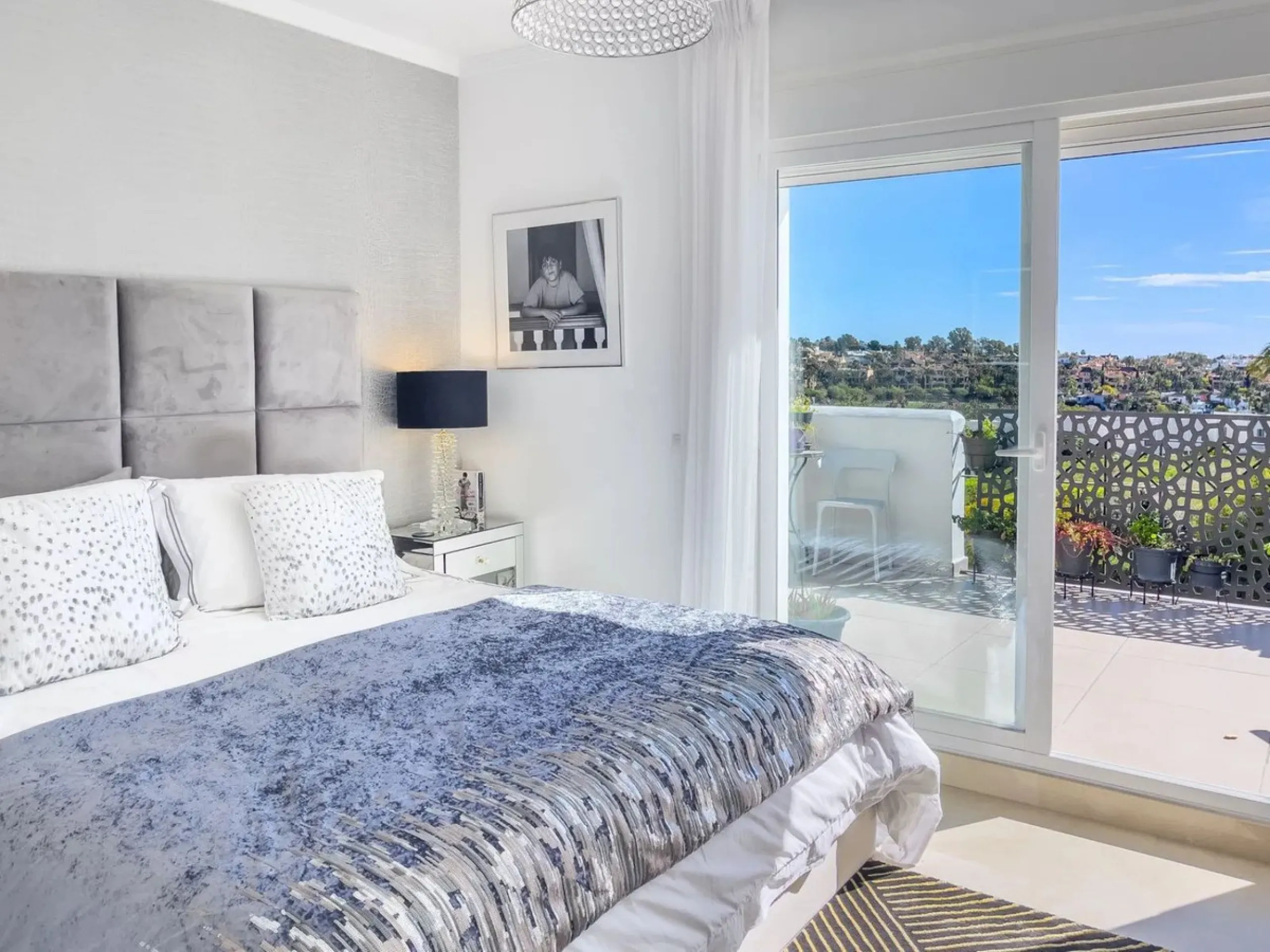 Welcome to your modern oasis in the heart of El Paraiso, Estepona! This stunning townhouse has been meticulously reformed to the highest standard, offering luxurious living in a popular and sought-after area.