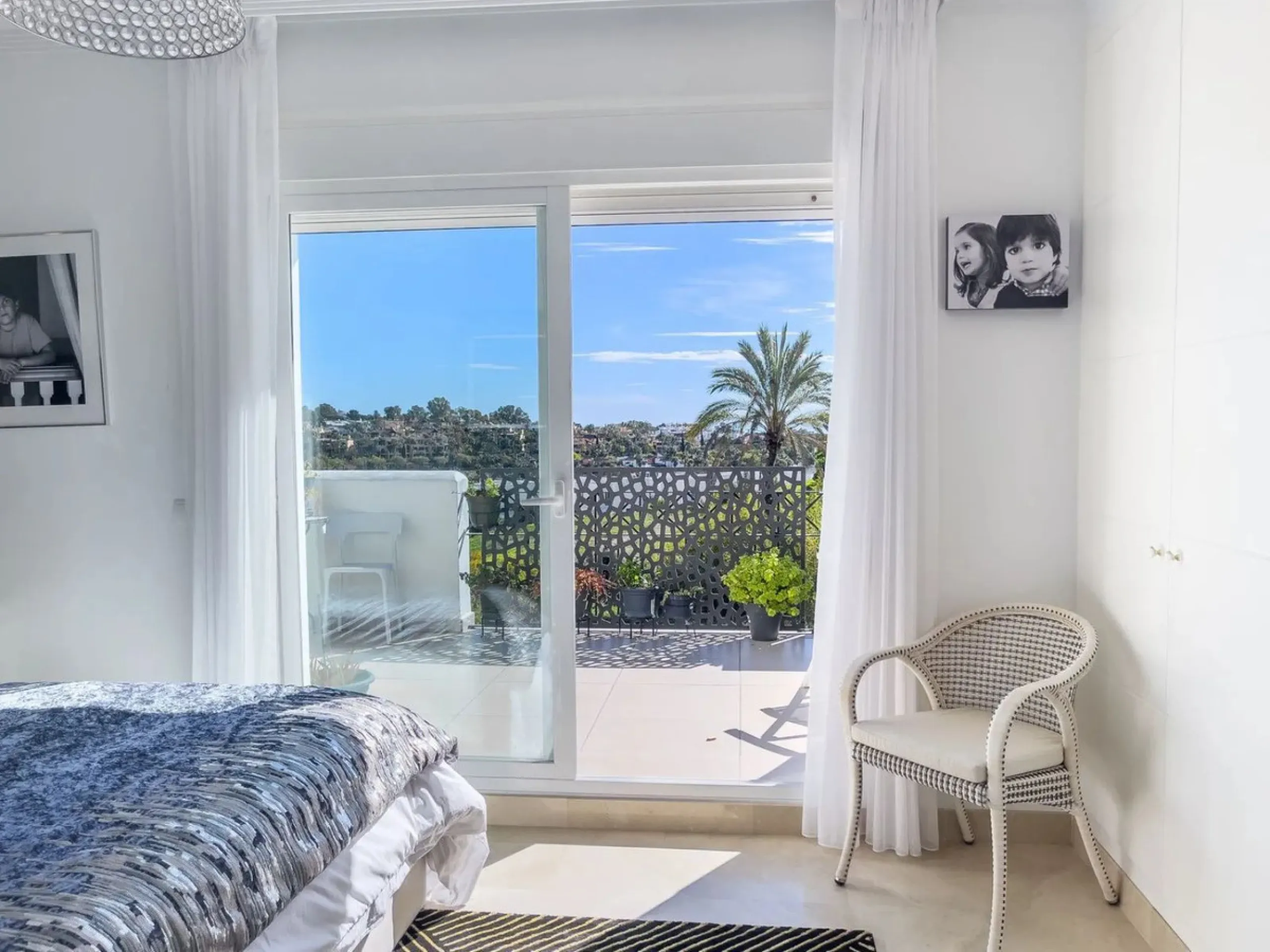 Welcome to your modern oasis in the heart of El Paraiso, Estepona! This stunning townhouse has been meticulously reformed to the highest standard, offering luxurious living in a popular and sought-after area.