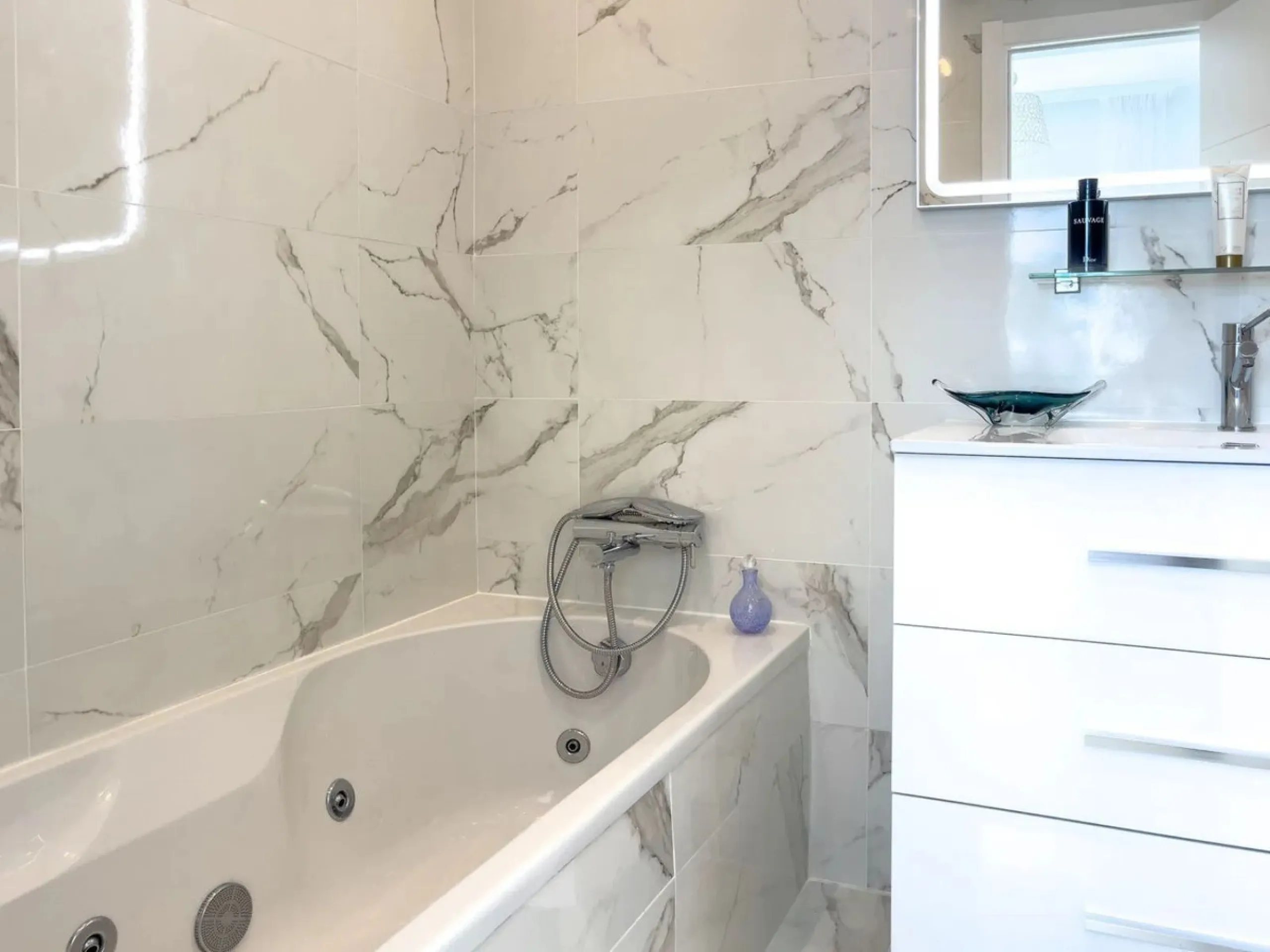Welcome to your modern oasis in the heart of El Paraiso, Estepona! This stunning townhouse has been meticulously reformed to the highest standard, offering luxurious living in a popular and sought-after area.