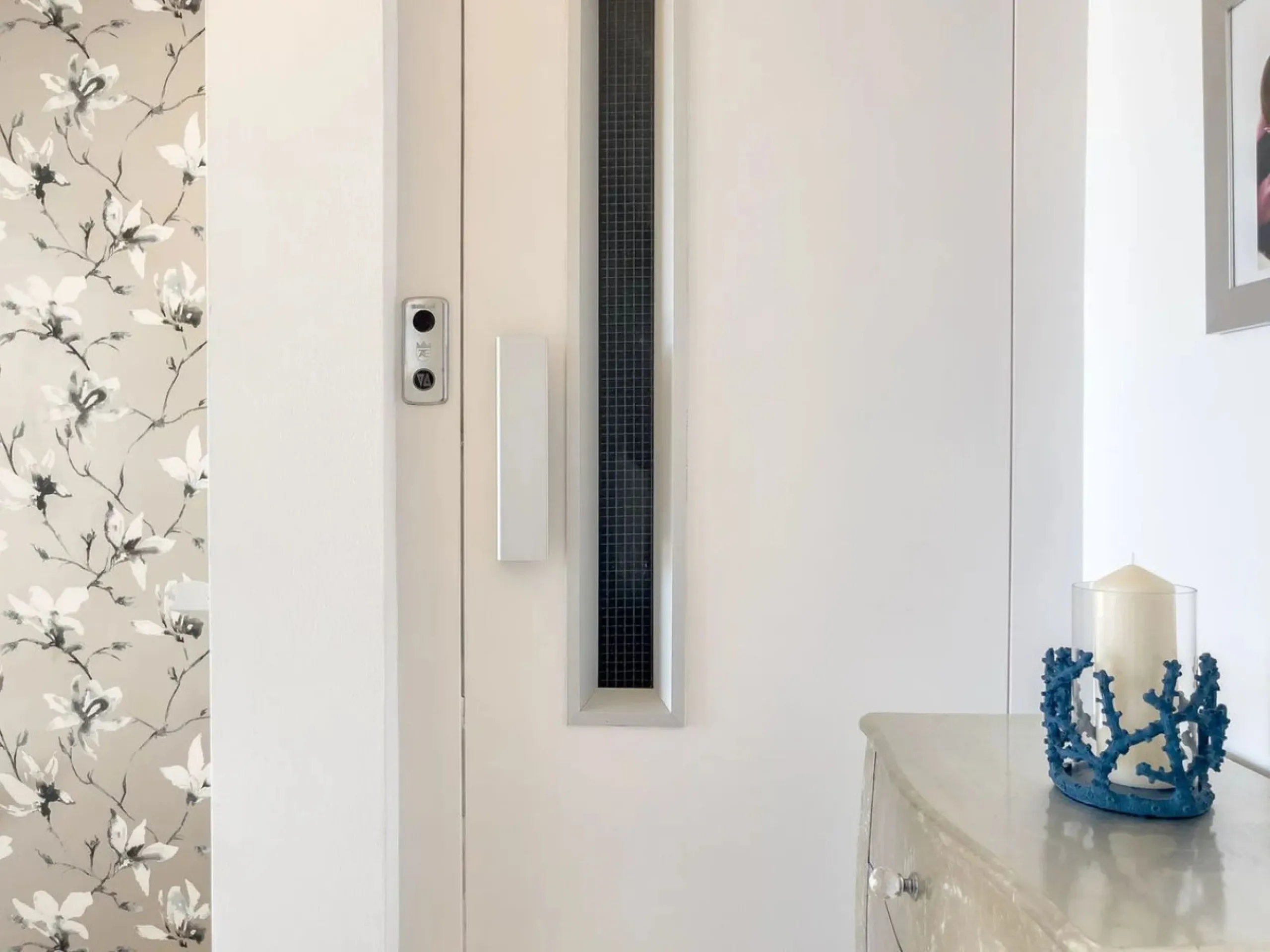 Welcome to your modern oasis in the heart of El Paraiso, Estepona! This stunning townhouse has been meticulously reformed to the highest standard, offering luxurious living in a popular and sought-after area.