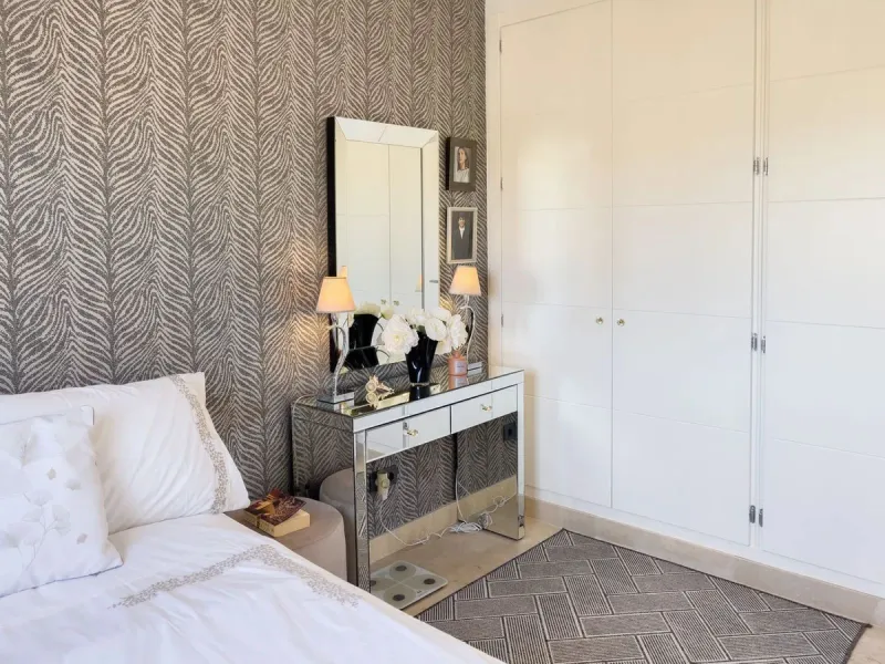 Welcome to your modern oasis in the heart of El Paraiso, Estepona! This stunning townhouse has been meticulously reformed to the highest standard, offering luxurious living in a popular and sought-after area.