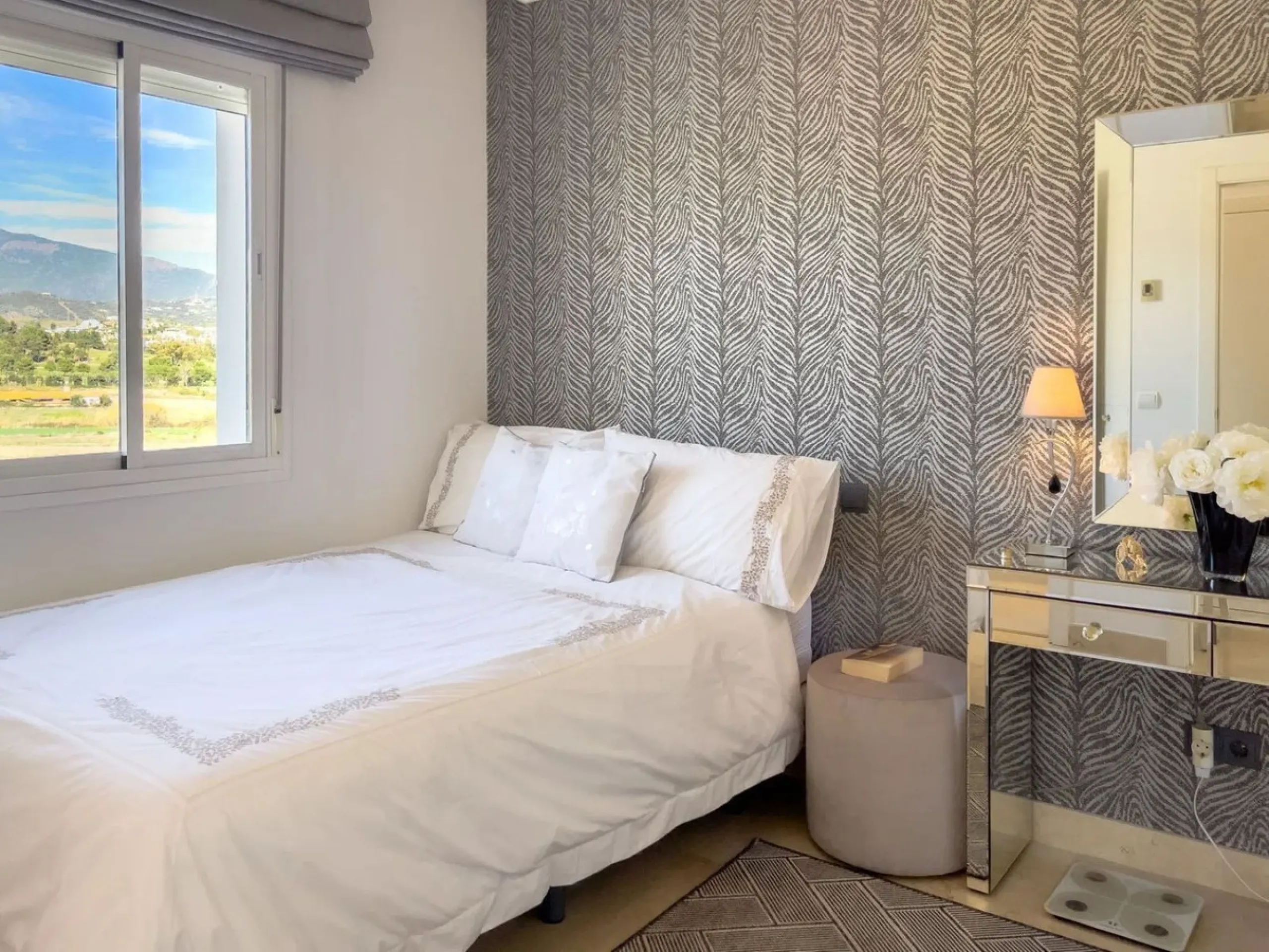 Welcome to your modern oasis in the heart of El Paraiso, Estepona! This stunning townhouse has been meticulously reformed to the highest standard, offering luxurious living in a popular and sought-after area.