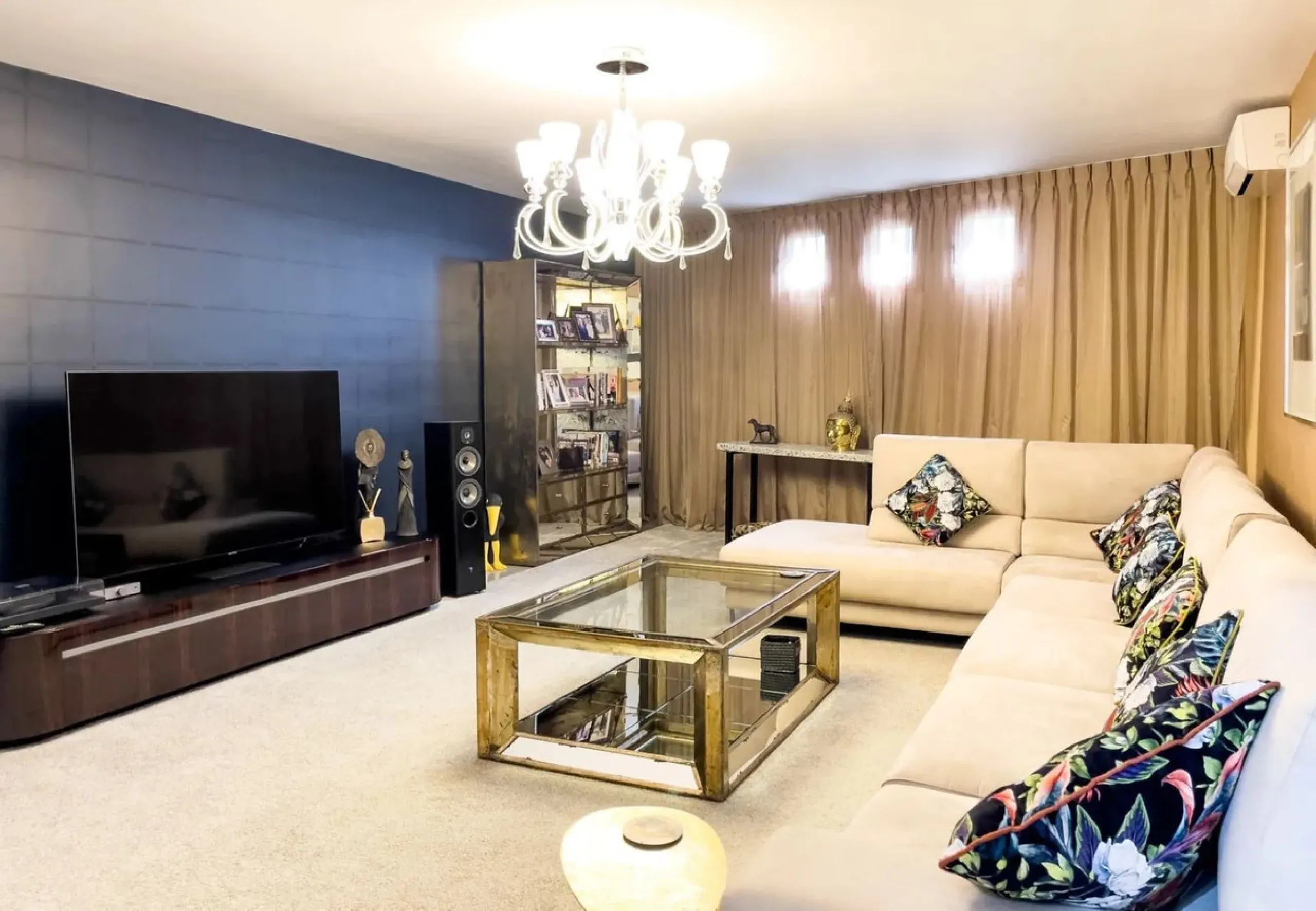Welcome to your modern oasis in the heart of El Paraiso, Estepona! This stunning townhouse has been meticulously reformed to the highest standard, offering luxurious living in a popular and sought-after area.