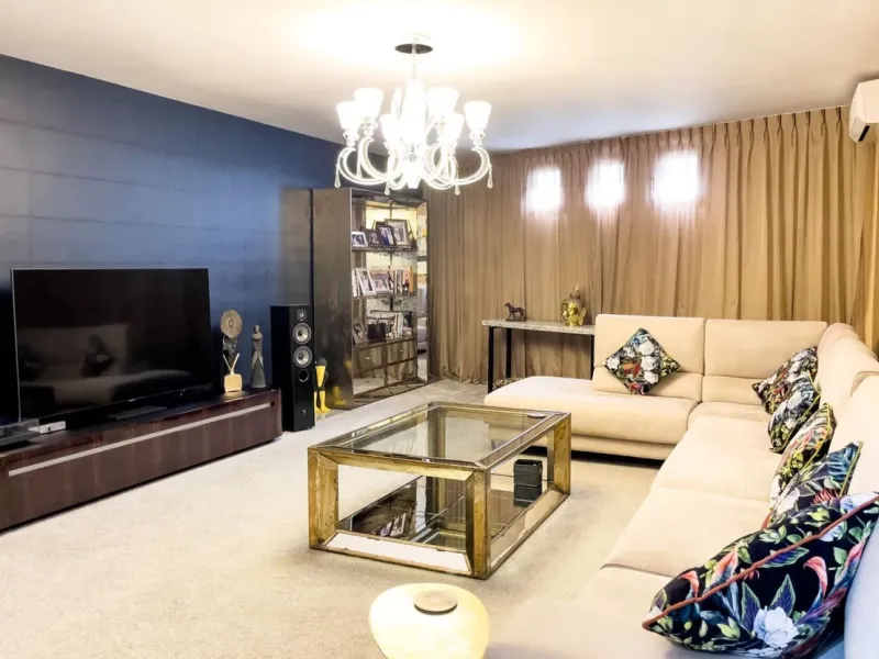 Welcome to your modern oasis in the heart of El Paraiso, Estepona! This stunning townhouse has been meticulously reformed to the highest standard, offering luxurious living in a popular and sought-after area.