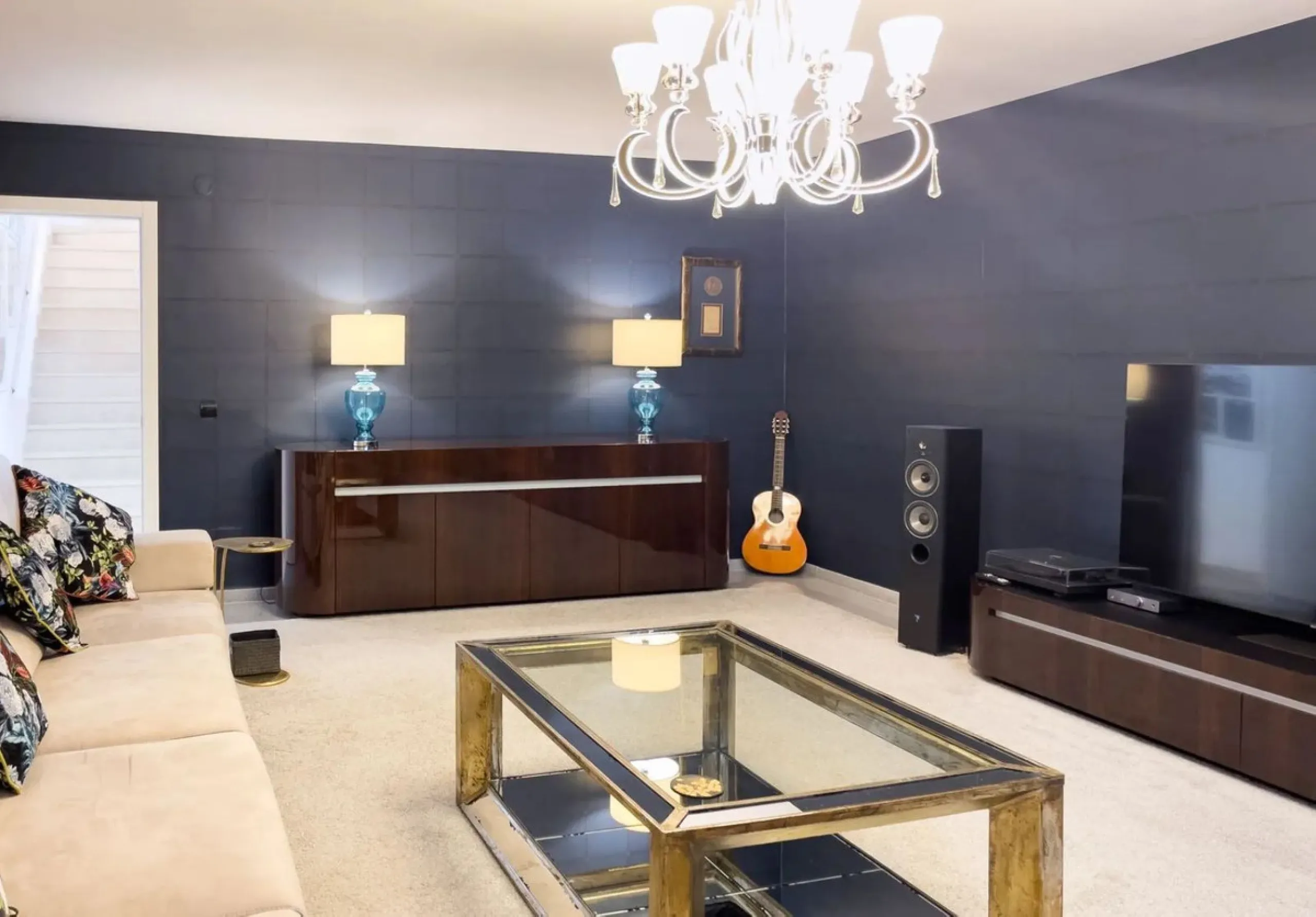Welcome to your modern oasis in the heart of El Paraiso, Estepona! This stunning townhouse has been meticulously reformed to the highest standard, offering luxurious living in a popular and sought-after area.