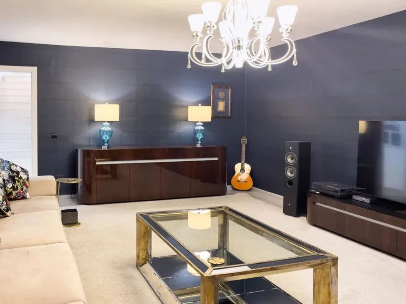 Welcome to your modern oasis in the heart of El Paraiso, Estepona! This stunning townhouse has been meticulously reformed to the highest standard, offering luxurious living in a popular and sought-after area.