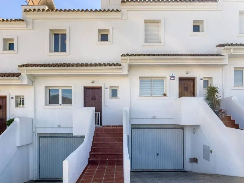 Welcome to your modern oasis in the heart of El Paraiso, Estepona! This stunning townhouse has been meticulously reformed to the highest standard, offering luxurious living in a popular and sought-after area.