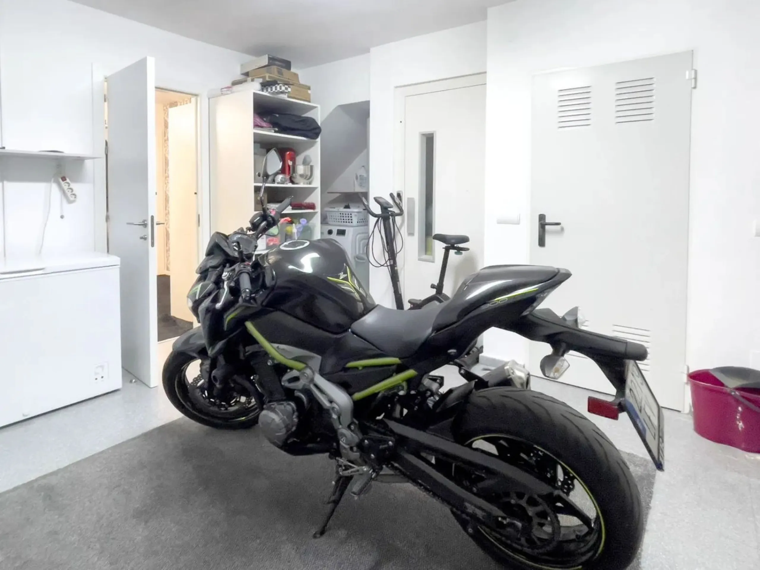 Welcome to your modern oasis in the heart of El Paraiso, Estepona! This stunning townhouse has been meticulously reformed to the highest standard, offering luxurious living in a popular and sought-after area.
