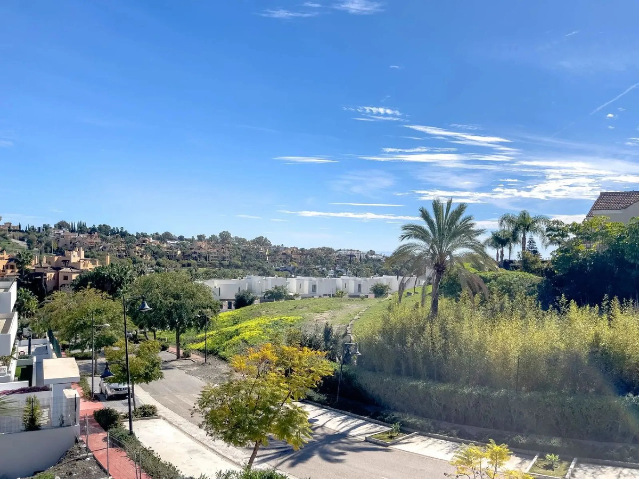 Welcome to your modern oasis in the heart of El Paraiso, Estepona! This stunning townhouse has been meticulously reformed to the highest standard, offering luxurious living in a popular and sought-after area.