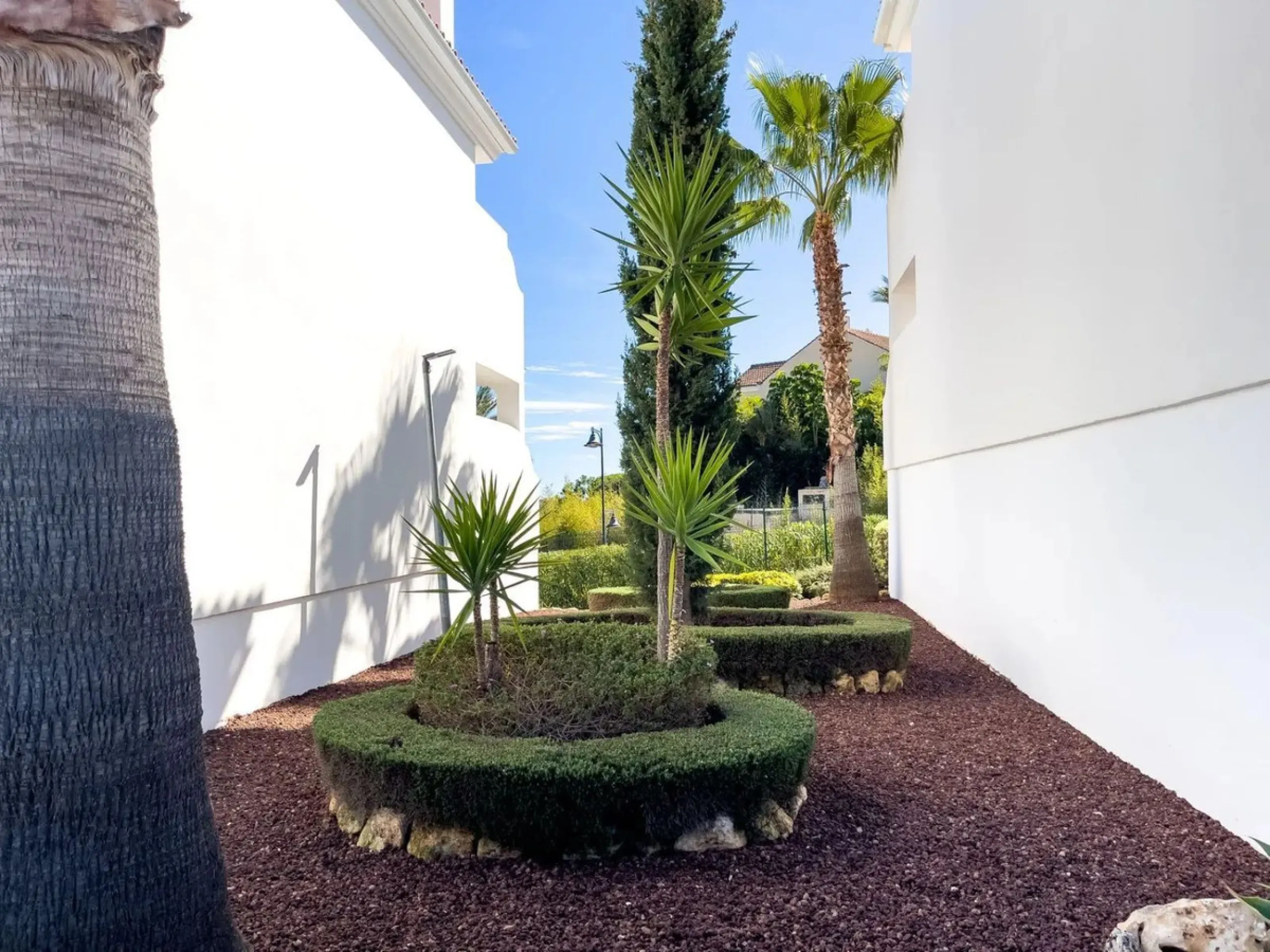 Welcome to your modern oasis in the heart of El Paraiso, Estepona! This stunning townhouse has been meticulously reformed to the highest standard, offering luxurious living in a popular and sought-after area.