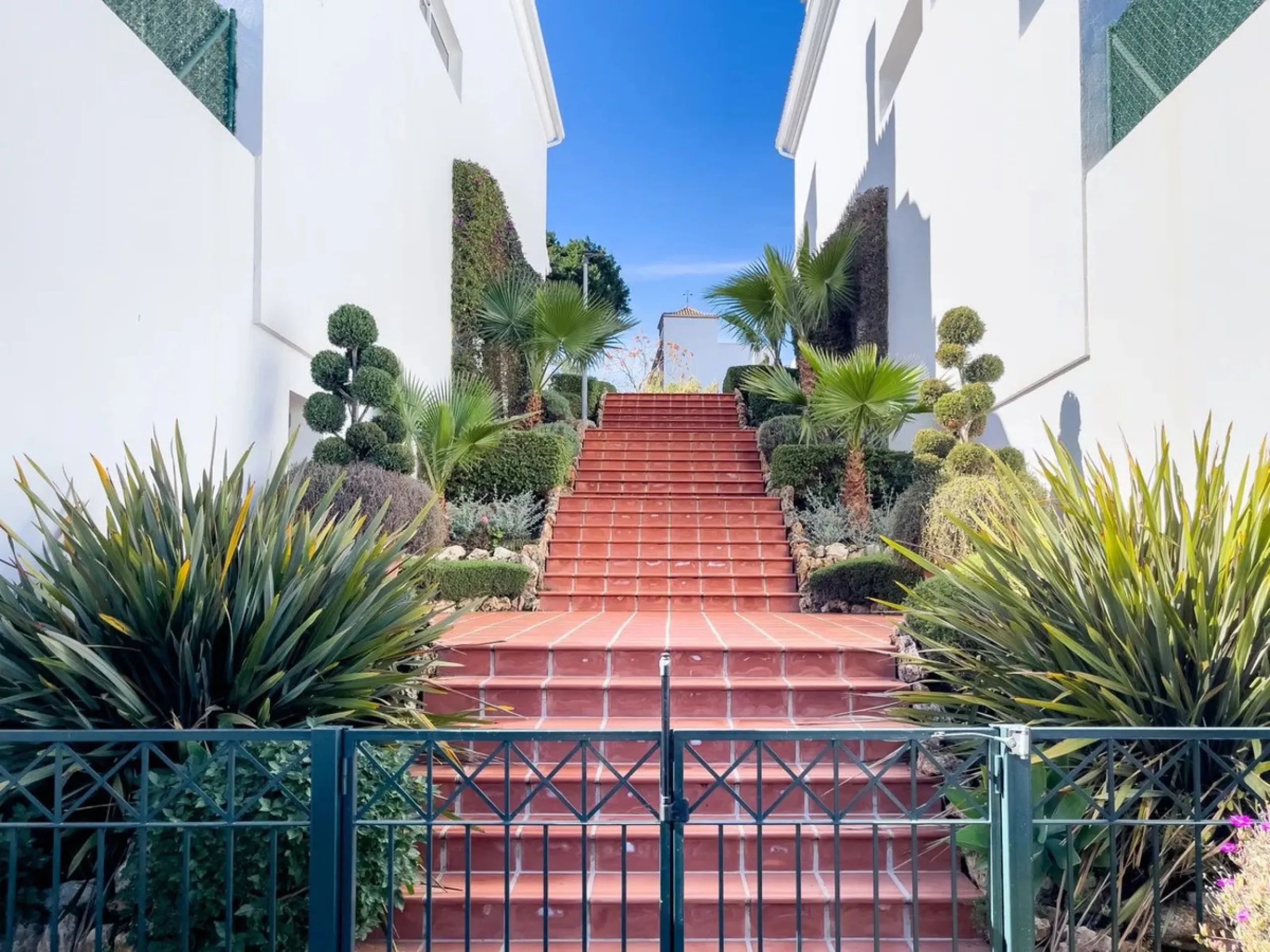 Welcome to your modern oasis in the heart of El Paraiso, Estepona! This stunning townhouse has been meticulously reformed to the highest standard, offering luxurious living in a popular and sought-after area.