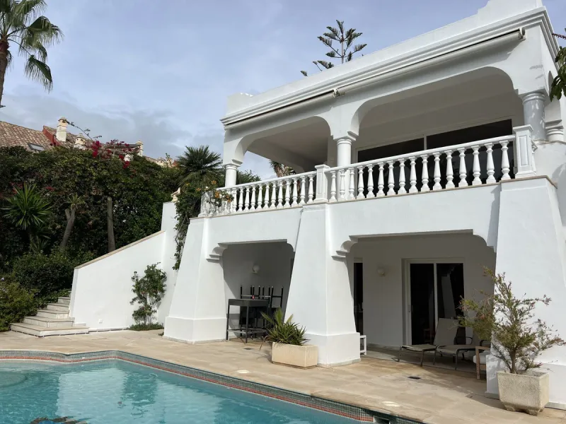 GREAT SE VIEW PROPERTY ; 2nd line beach, Bahia de Marbella, 4 bedrooms/ 4 bathrooms ; renovation needed