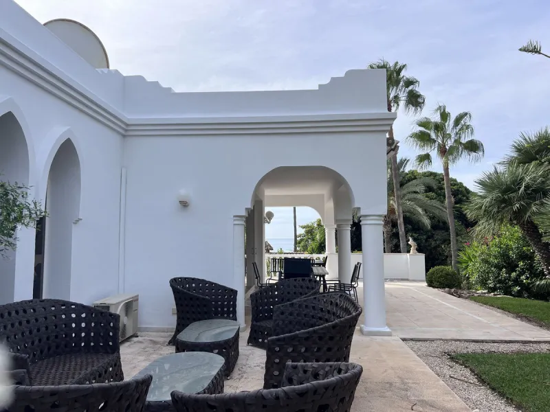GREAT SE VIEW PROPERTY ; 2nd line beach, Bahia de Marbella, 4 bedrooms/ 4 bathrooms ; renovation needed