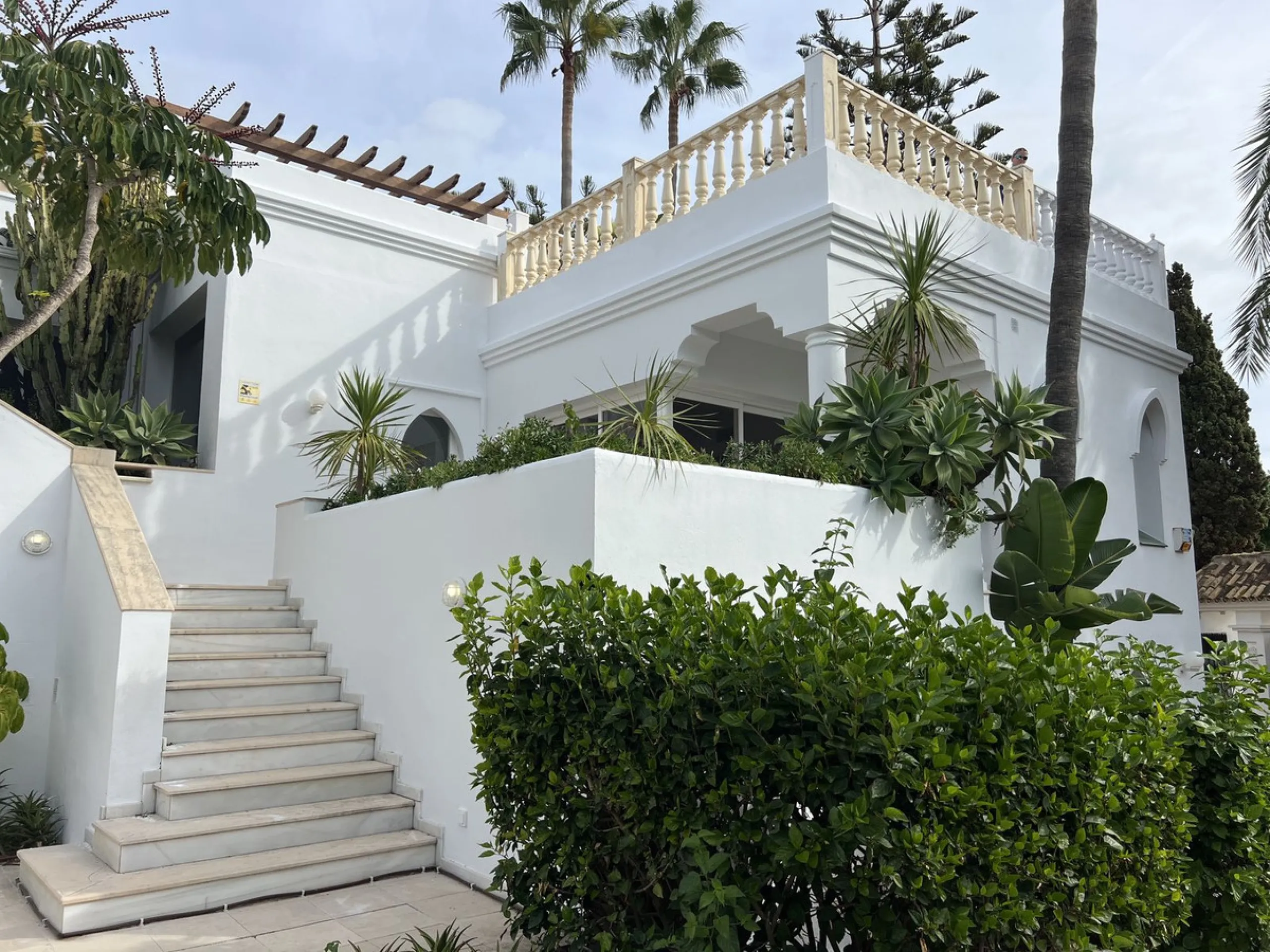 GREAT SE VIEW PROPERTY ; 2nd line beach, Bahia de Marbella, 4 bedrooms/ 4 bathrooms ; renovation needed