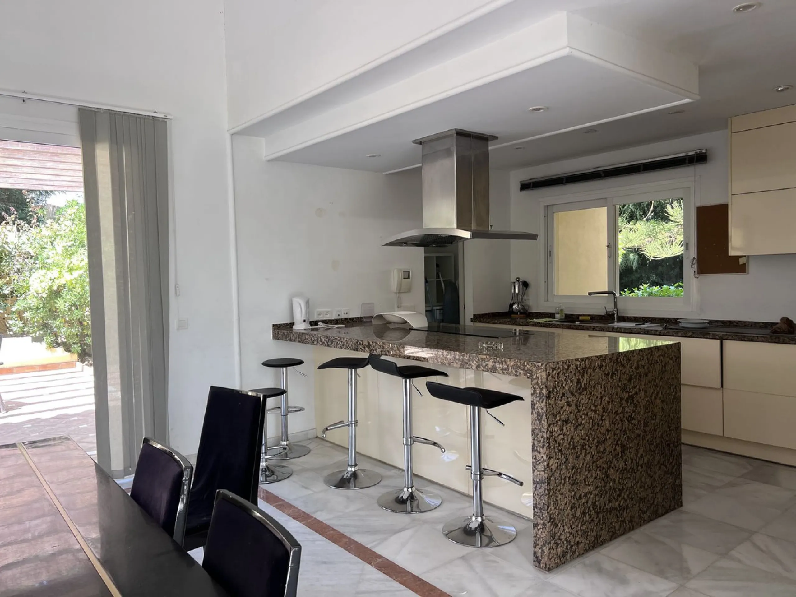 GREAT SE VIEW PROPERTY ; 2nd line beach, Bahia de Marbella, 4 bedrooms/ 4 bathrooms ; renovation needed