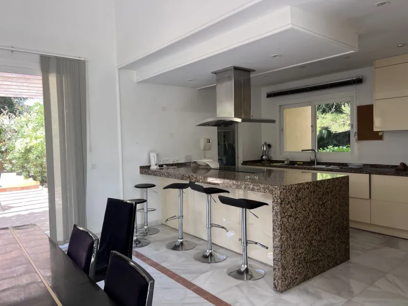 GREAT SE VIEW PROPERTY ; 2nd line beach, Bahia de Marbella, 4 bedrooms/ 4 bathrooms ; renovation needed