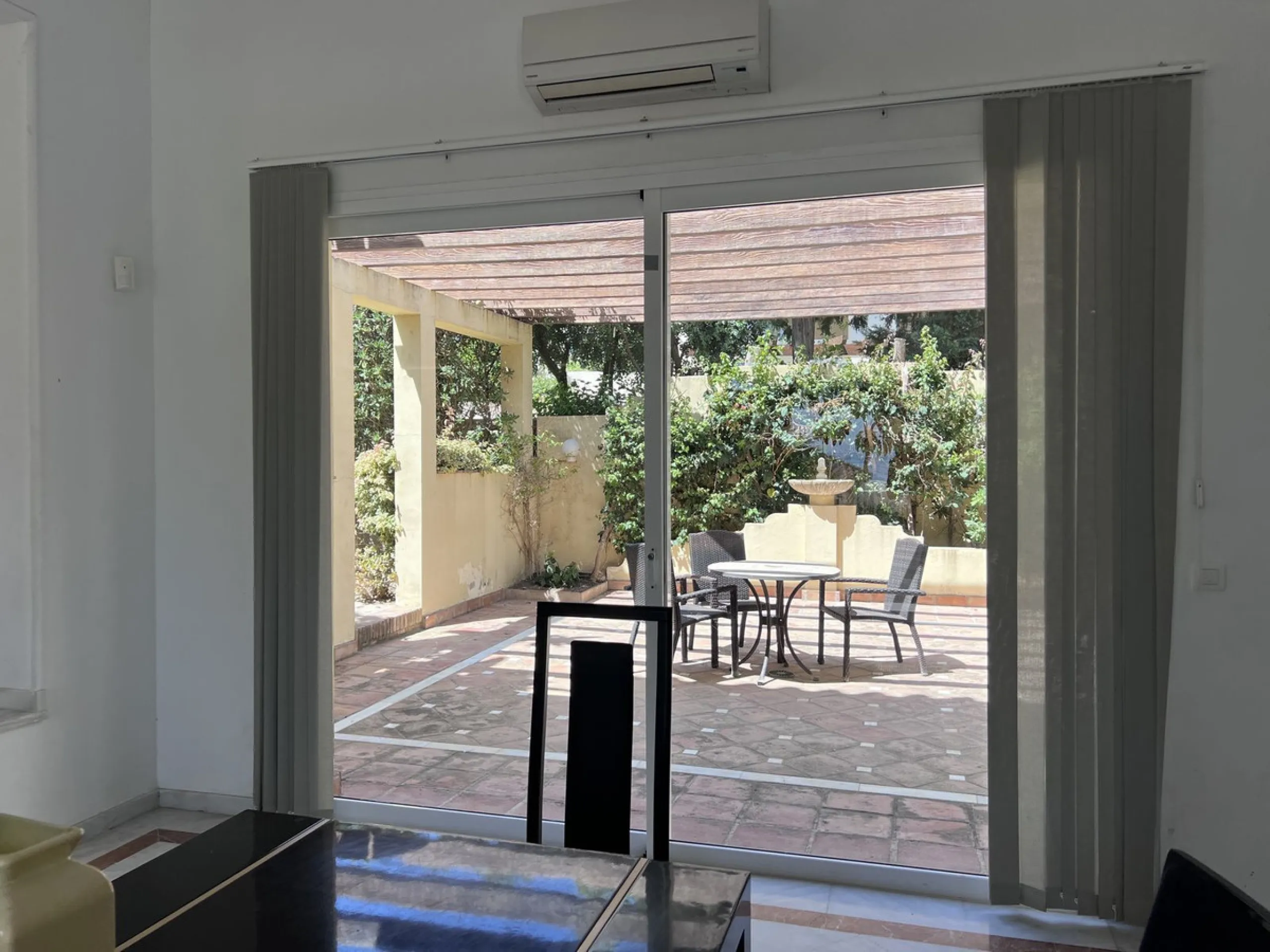 GREAT SE VIEW PROPERTY ; 2nd line beach, Bahia de Marbella, 4 bedrooms/ 4 bathrooms ; renovation needed