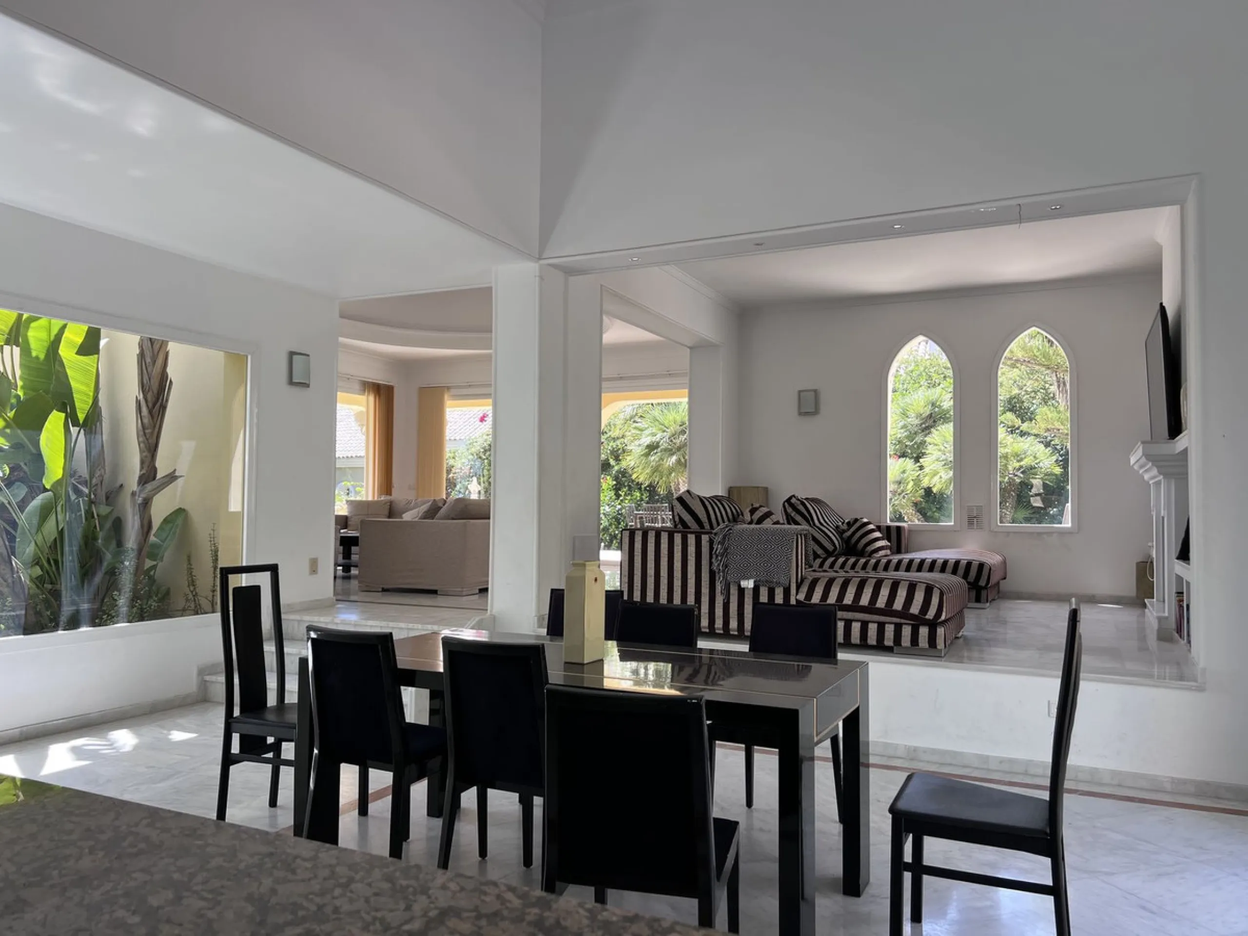 GREAT SE VIEW PROPERTY ; 2nd line beach, Bahia de Marbella, 4 bedrooms/ 4 bathrooms ; renovation needed