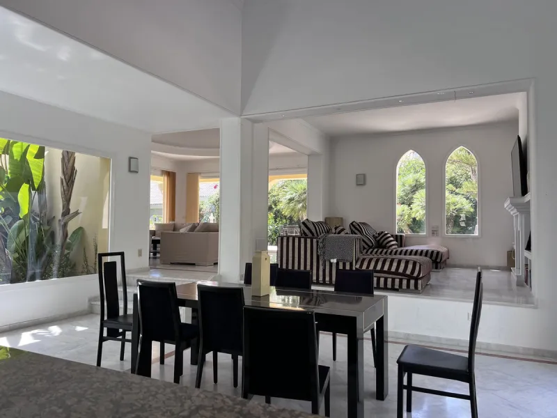 GREAT SE VIEW PROPERTY ; 2nd line beach, Bahia de Marbella, 4 bedrooms/ 4 bathrooms ; renovation needed