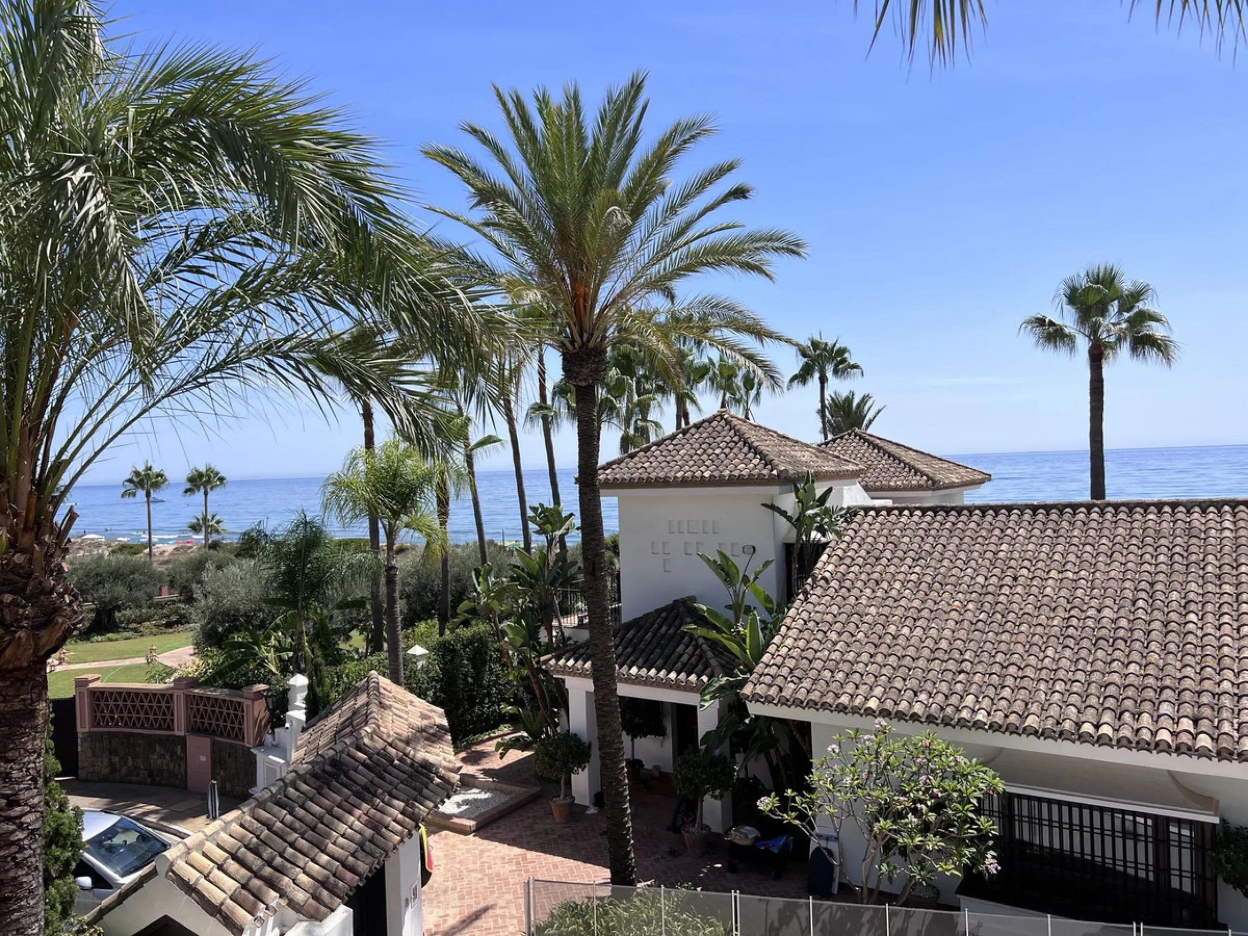 GREAT SE VIEW PROPERTY ; 2nd line beach, Bahia de Marbella, 4 bedrooms/ 4 bathrooms ; renovation needed
