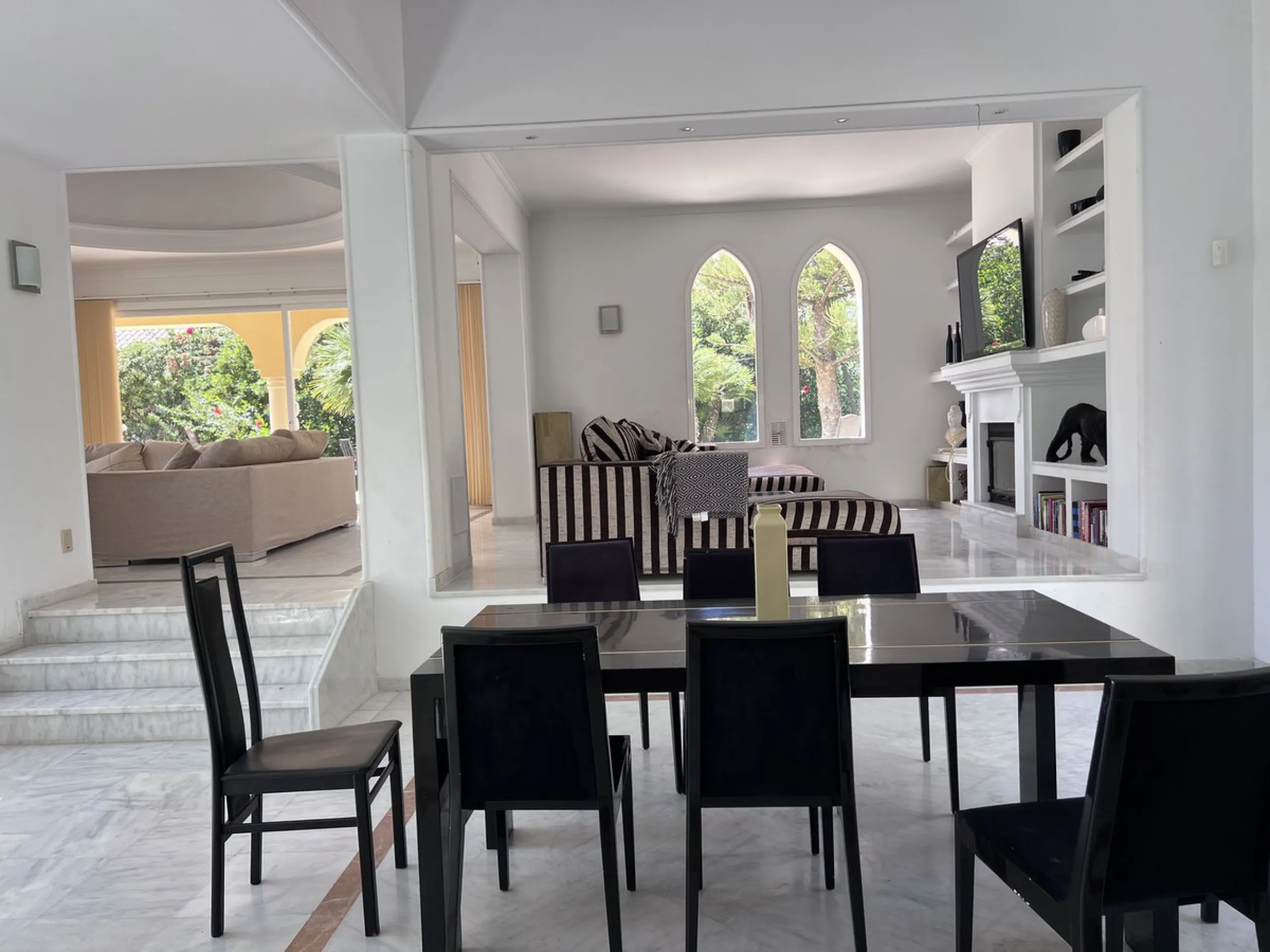 GREAT SE VIEW PROPERTY ; 2nd line beach, Bahia de Marbella, 4 bedrooms/ 4 bathrooms ; renovation needed