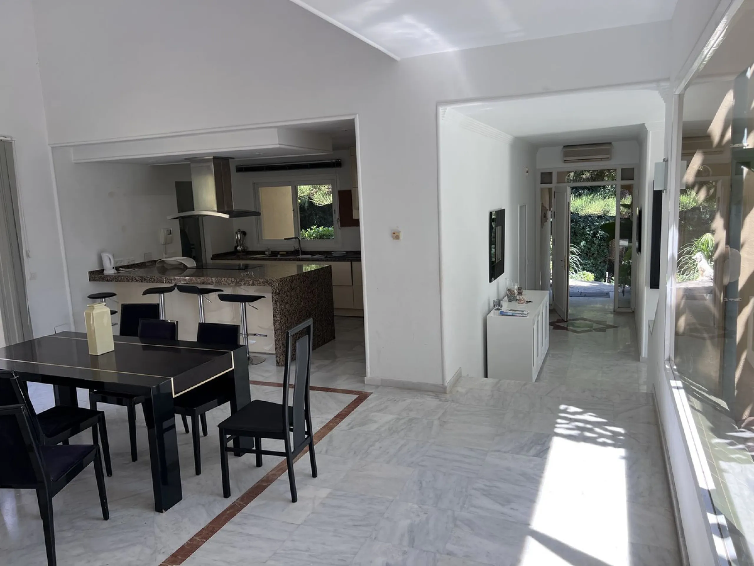 GREAT SE VIEW PROPERTY ; 2nd line beach, Bahia de Marbella, 4 bedrooms/ 4 bathrooms ; renovation needed