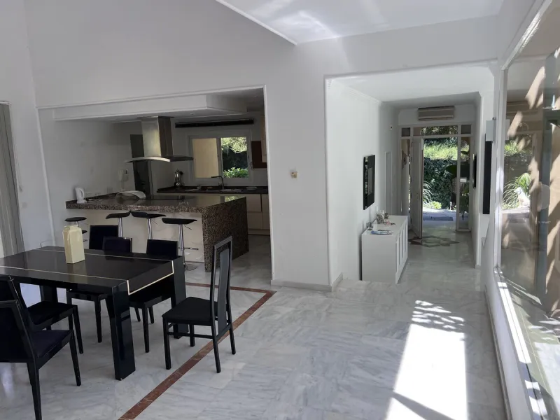 GREAT SE VIEW PROPERTY ; 2nd line beach, Bahia de Marbella, 4 bedrooms/ 4 bathrooms ; renovation needed