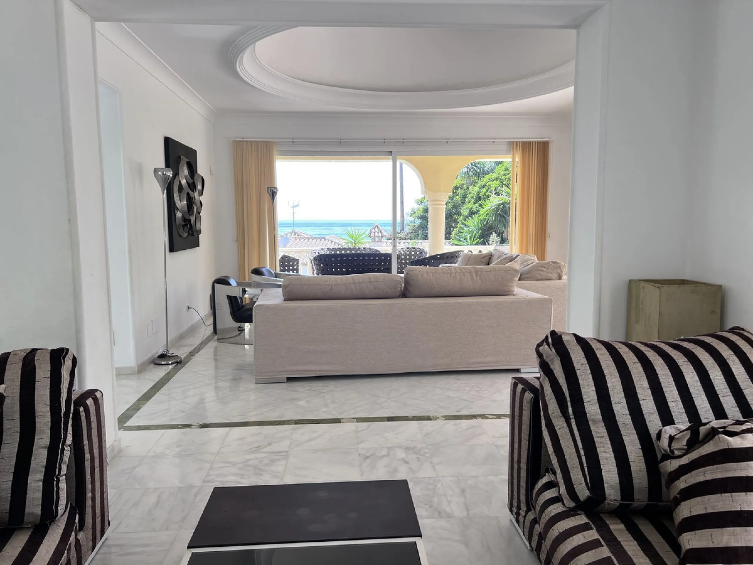 GREAT SE VIEW PROPERTY ; 2nd line beach, Bahia de Marbella, 4 bedrooms/ 4 bathrooms ; renovation needed