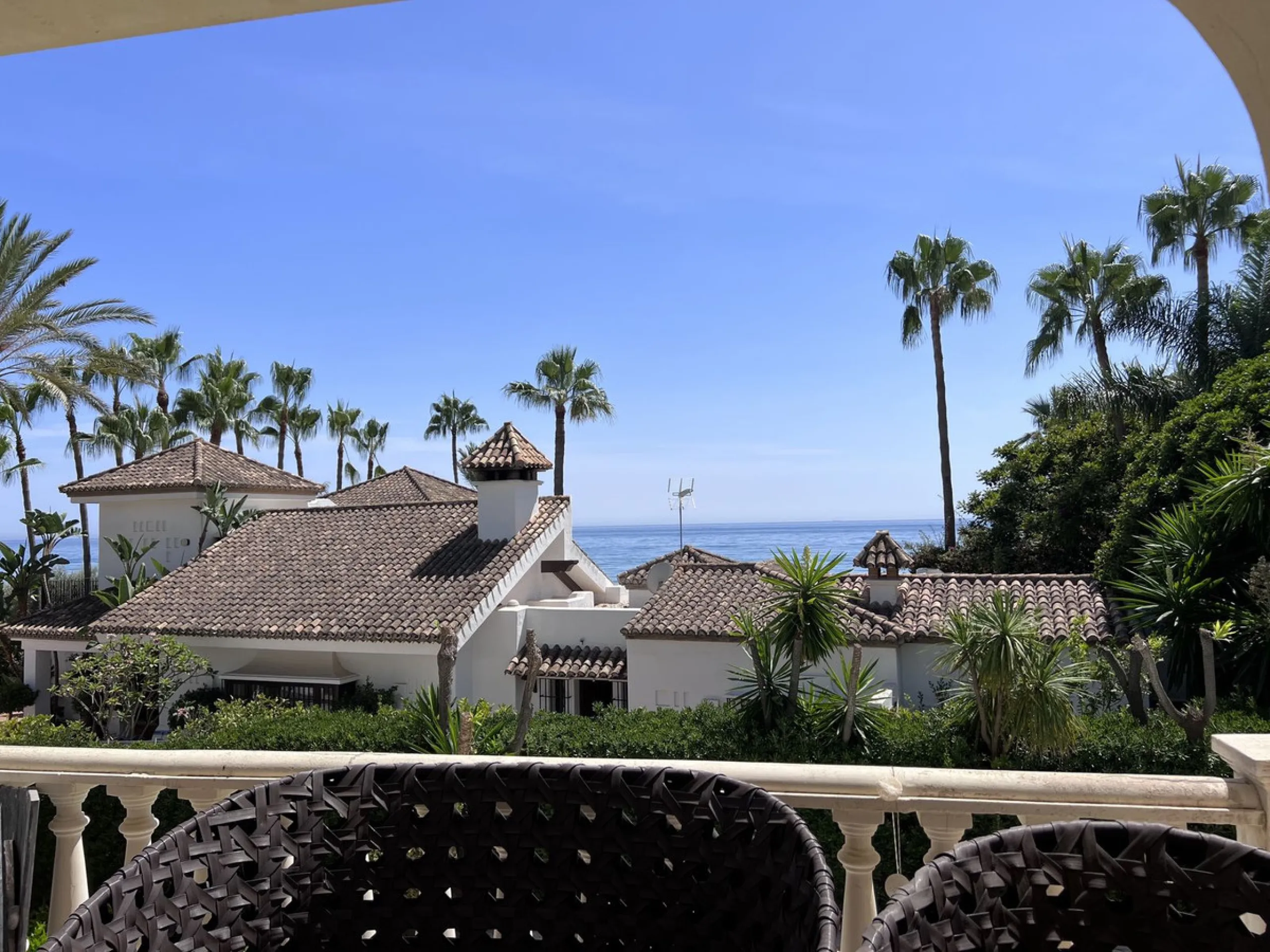 GREAT SE VIEW PROPERTY ; 2nd line beach, Bahia de Marbella, 4 bedrooms/ 4 bathrooms ; renovation needed
