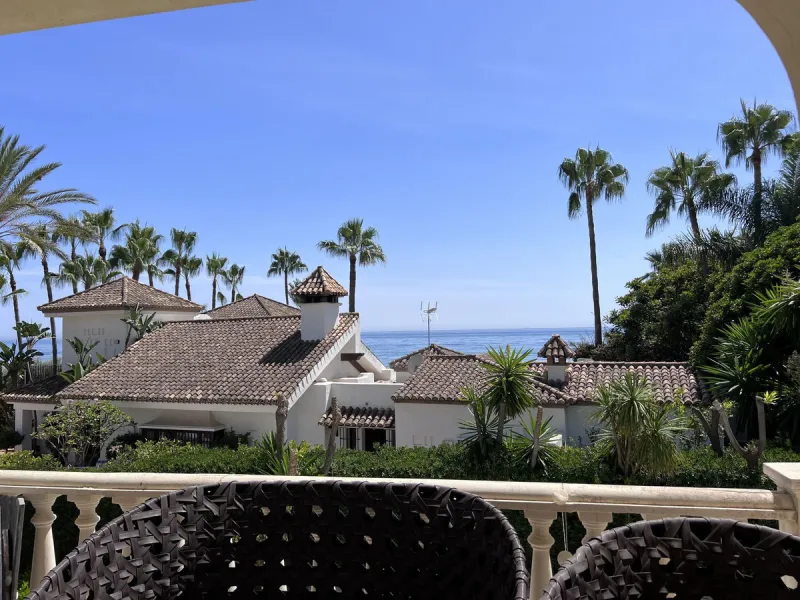 GREAT SE VIEW PROPERTY ; 2nd line beach, Bahia de Marbella, 4 bedrooms/ 4 bathrooms ; renovation needed